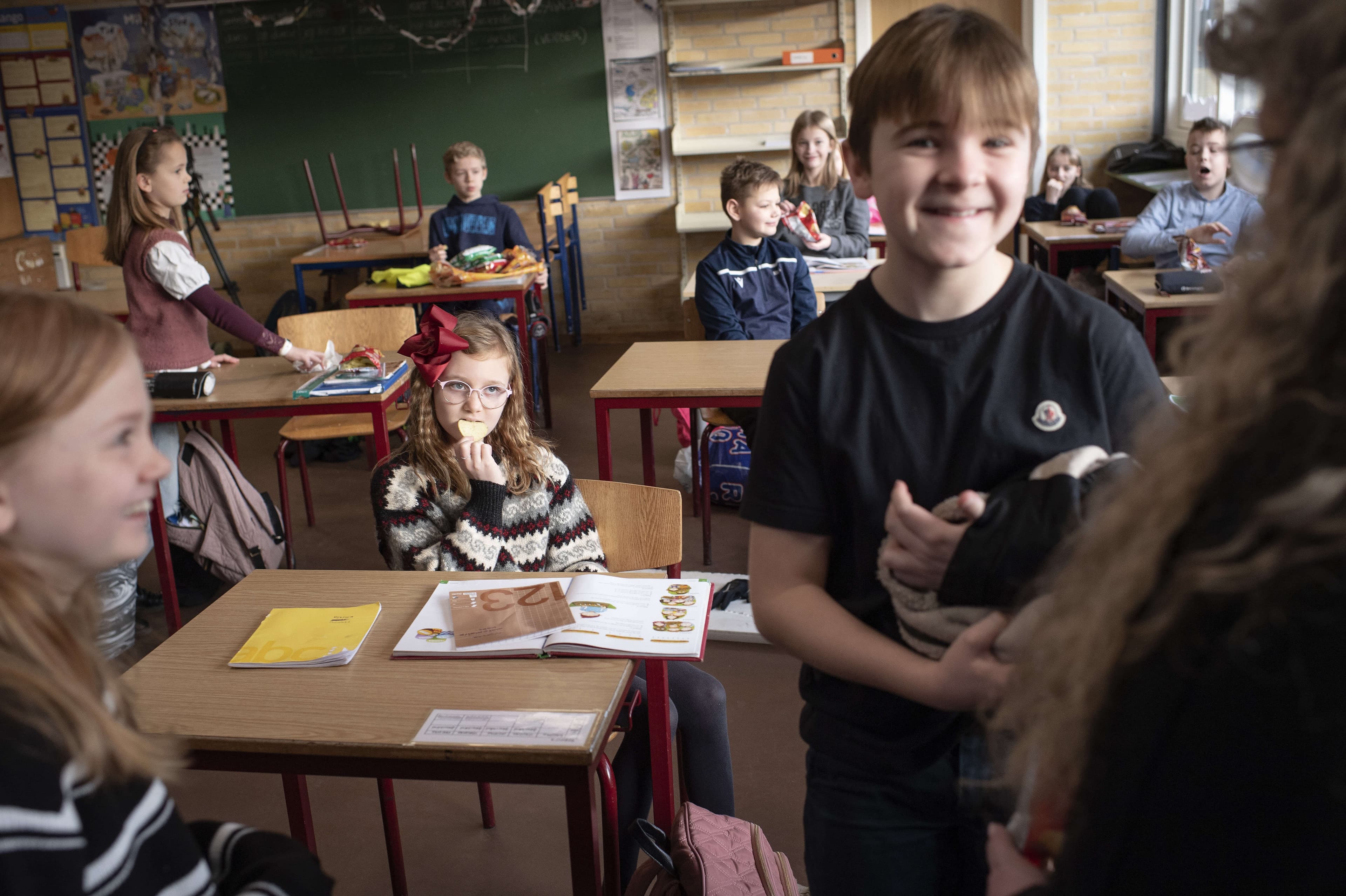 Der var glæde, da de yngste elever fra 0. - 4. klasse kunne vende tilbage til klasselokalerne 8. februar. Men mellemtrinet, fra 5 til 8. klasse, må stadig nøjes med at komme på skolen hver anden uge. De klassetrin står højt på partiernes ønskeliste. 