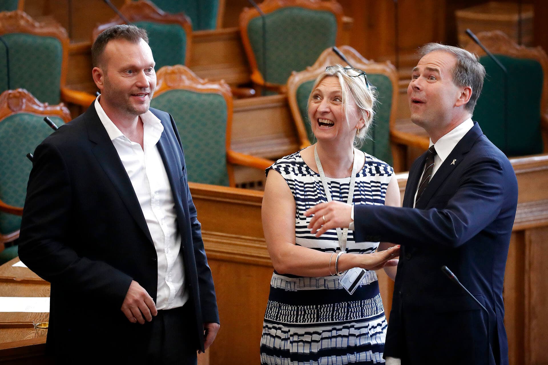 Mange års fokus på effektivisering og dokumentation i den offentlige sektor har skubbet den menneskelige faktor i baggrunden, skriver Birgitte Vind (S), der her ses sammen med partifællen Nicolai Wammen og Nye Borgerliges Lars Boje Mathiesen i Folketingssalen.
