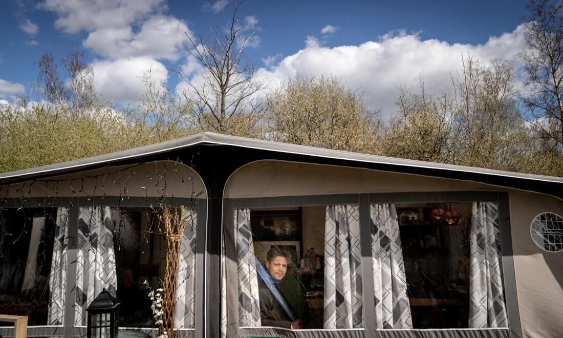 Michael Moesgaard, der bor på Strandvejen på Corona Camping, i sin campingvogn.