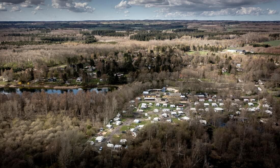 Corona Camping ved Borup i Køge Kommune set fra oven. Pladsen ligger i området Regnemark Mose.