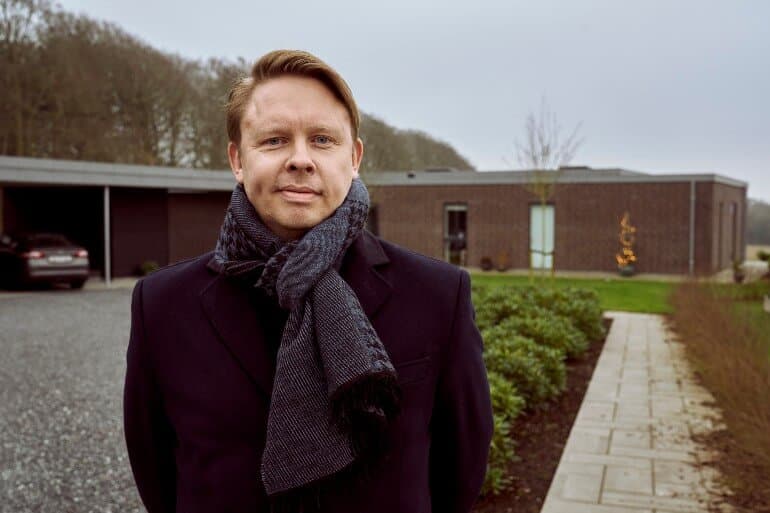 Bjerregaard fotograferet i december 2020 foran huset på Argentinervej, der startede stormen omkring ham. Siden er flere skeletter kommet ud af skabet.