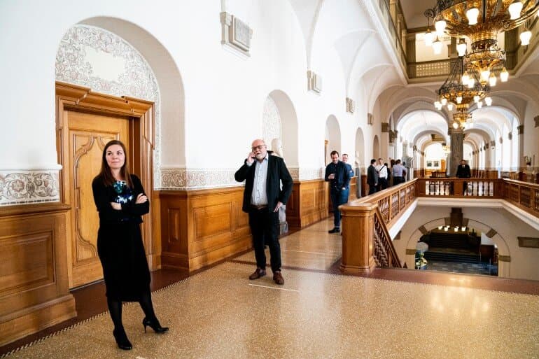 Ved krisens begyndelse var Christiansborg i en slags mental undtagelsestilstand. Her stemmekø i Vandrehallen.