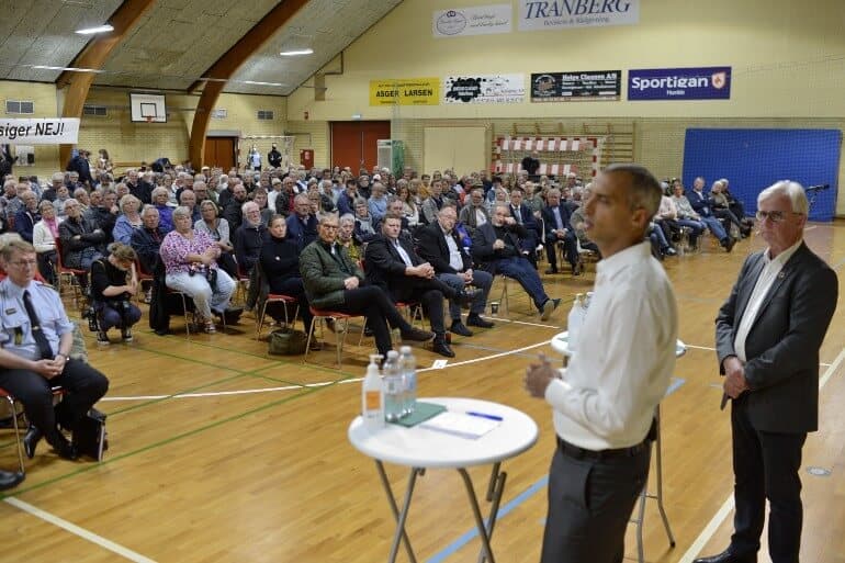 Udlændinge og integrationsminister Mattias Tesfaye (S) måtte svare på spørgsmål fra en række utilfredse beboere til et borgermøde på Langeland torsdag. 
