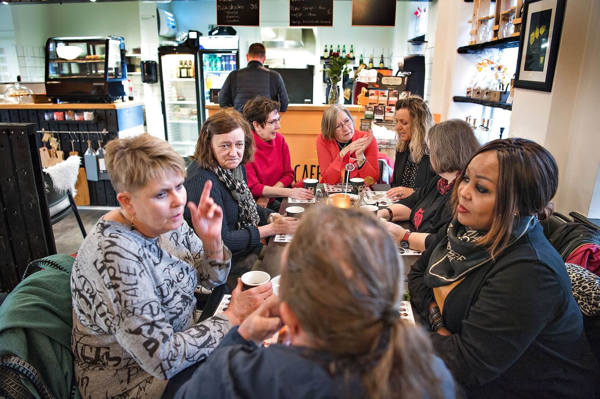 Syv kandidater for Socialdemokratiet i Brønderslev stak hovederne sammen op til KV17 for at få flere kvinder valgt: Lene Hansen, Lene Søndergaard, Betina B. Kjeldsen, Karen Strandfelt, Emilie Pedersen og Jane Hvas og Jette Ramskov, holdt møde på Café Kox og lagde planer.
