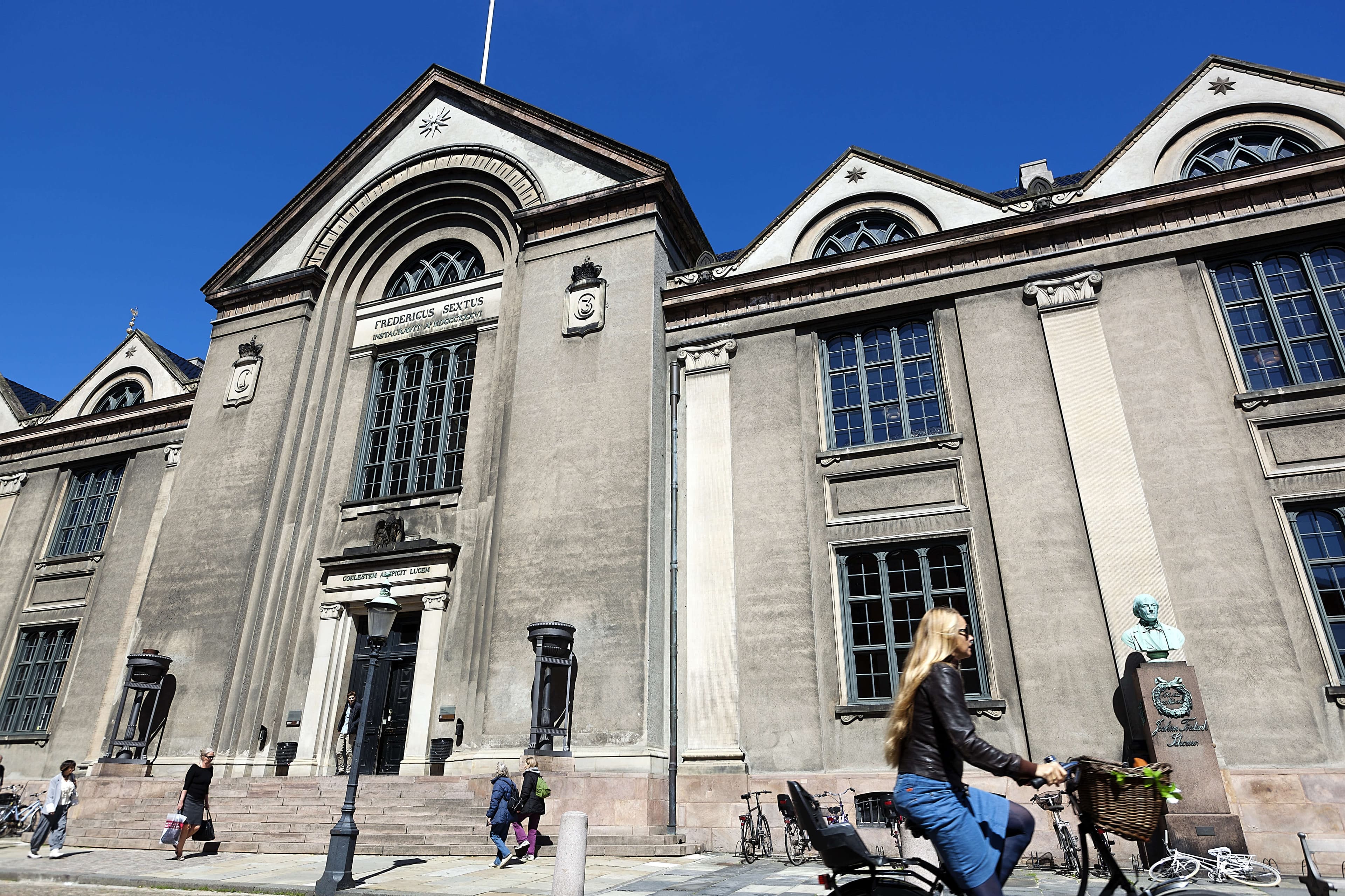 Regeringen lægger i et nyt udspil op til, at der skal skæres i optaget på universiteterne i de fire største byer. Til gengæld skal der oprettes 25 nye uddannelser i provinsbyer rundt i landet for at skabe bedre balance.