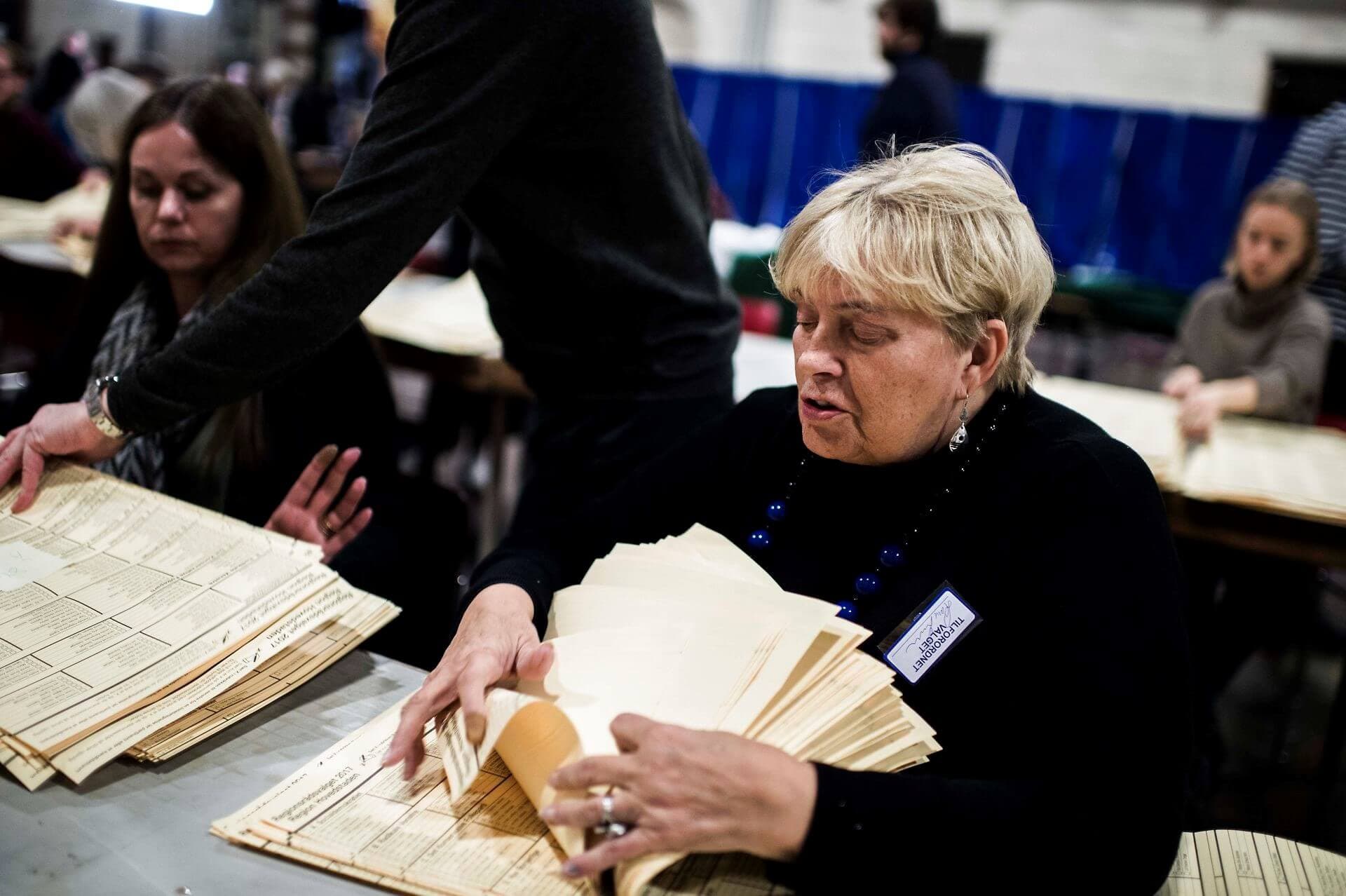 Valgtilforordnede i Københavns Kommune tæller stemmer op i den store hal på Københavns rådhus, ved KV17. Ny forskning viser, at fordelingen af mandater bagefter er skæv i forhold til stemmetallene.