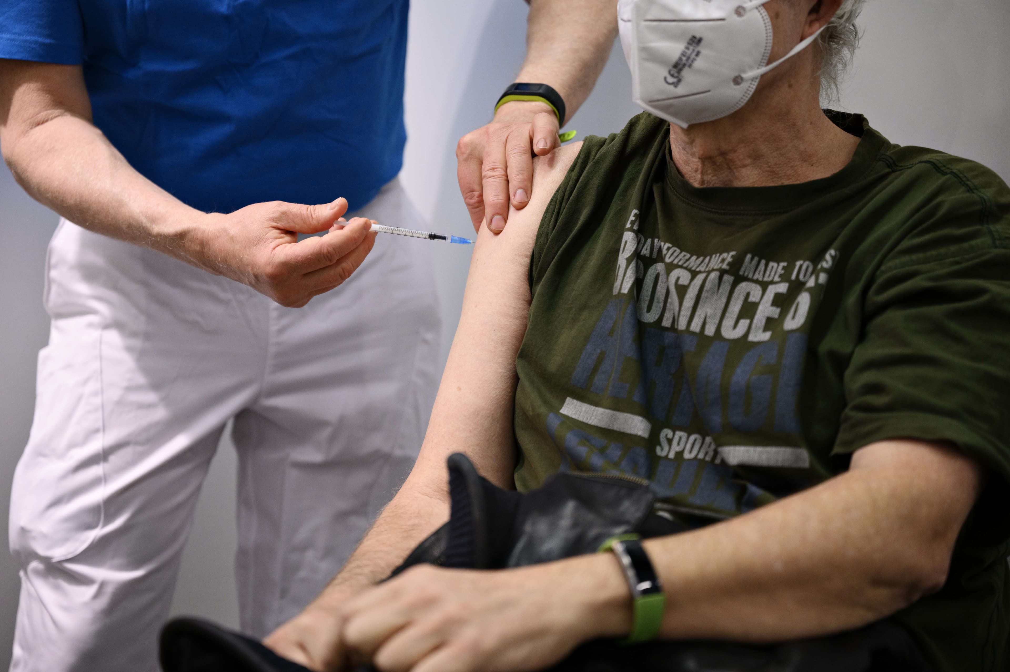 Der vaccineres lige nu med to godkendte vacciner i det officielle danske vaccinationsprogram. Derudover har Danmark fravalgt to EMA-godkendte vacciner fra det officielle program, som danskere i stedet kan skrive sig op til gennem en frivillig vaccineordning. Snart kan de måske være tilbage i programmet. 