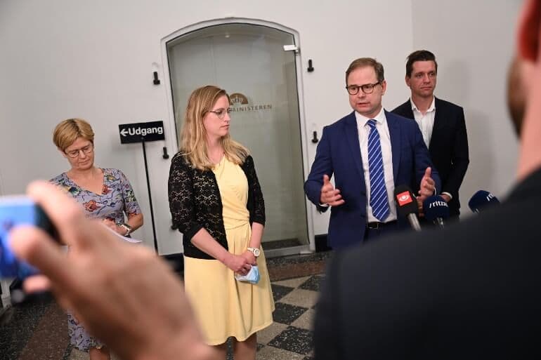 Finansminister Nicolai Wammen (S) flankeret af regionernes næstformand Ulla Astman (S), formand Stephanie Lose (V) samt indenrigsminister Kaare Dybvad (S).
