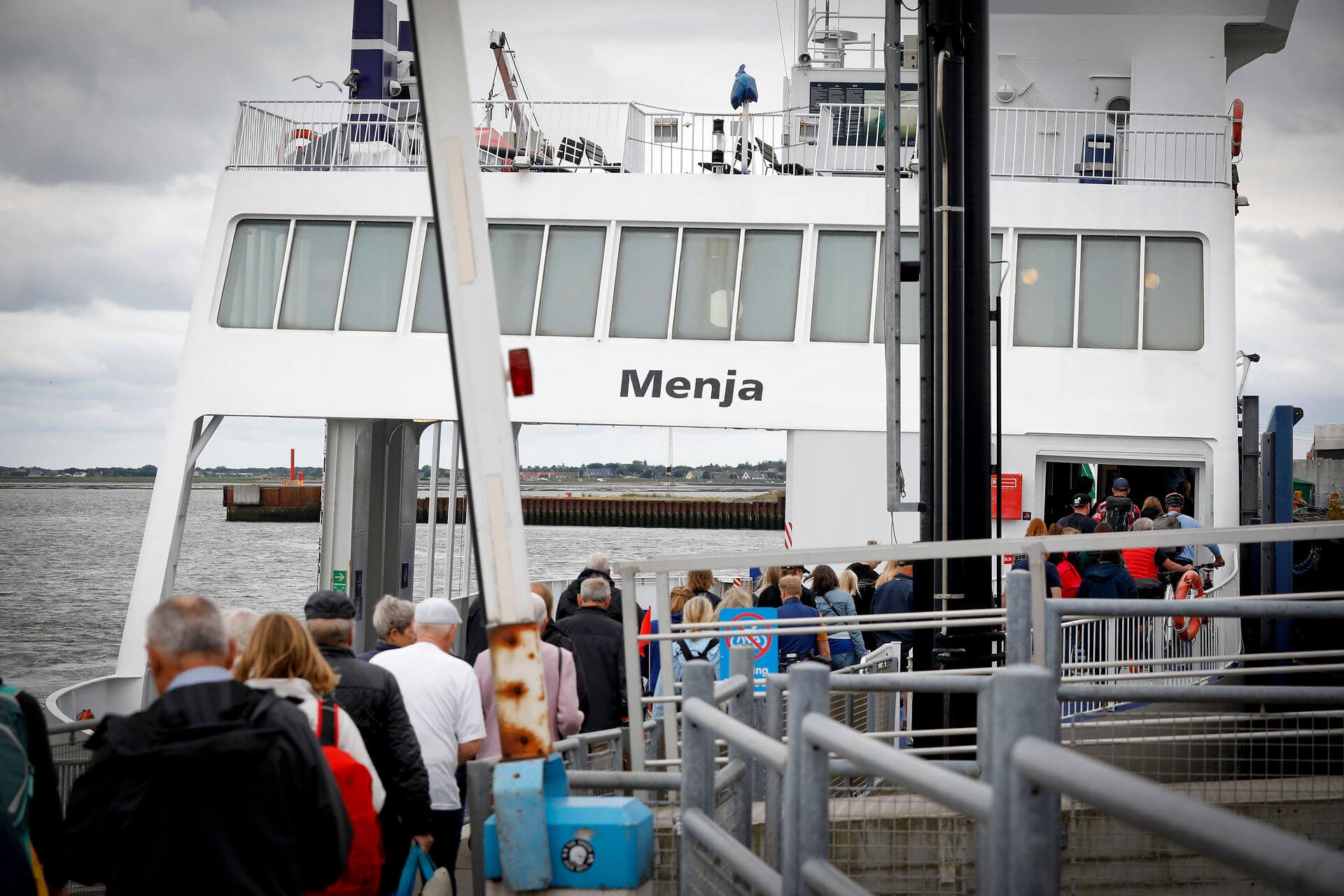 Det væltede ind på Fanø med fodgængere og cyklister, fordi regeringen gjorde det gratis at sejle med landet ø-færger i juli måned sidste år. Billige færgebilletter, og danskere der holder sommerferie herhjemme, har givet 20.000 flere turister til den lille vadehavsø, hvilket udløste frustrationer lokalt. 