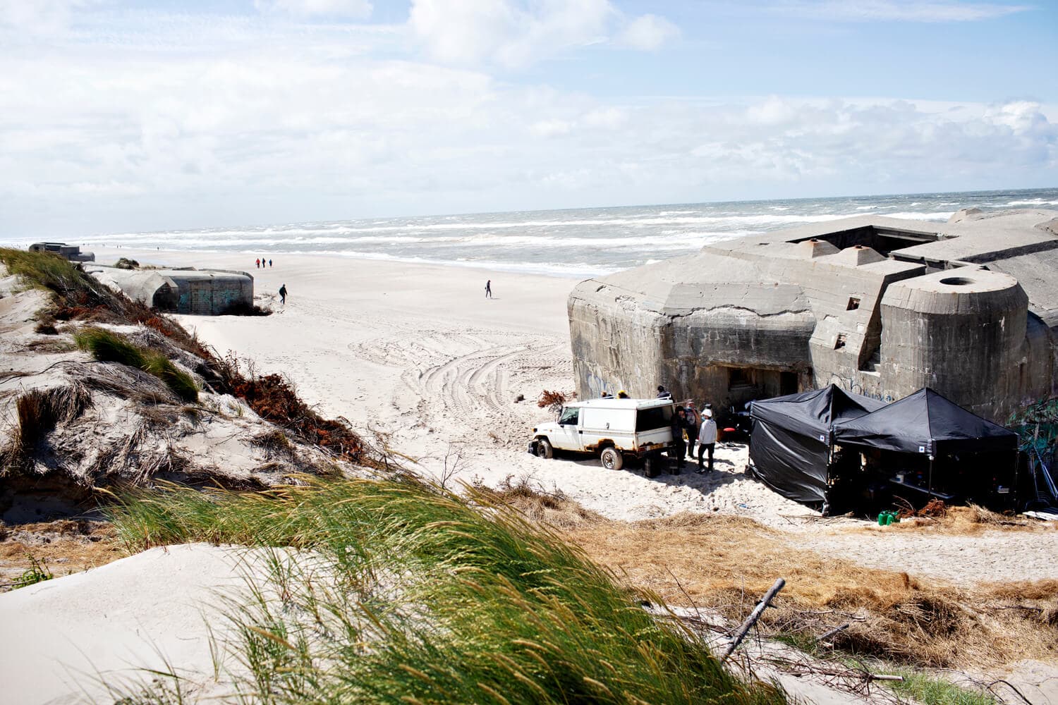 En række af tv-serien Hvide Sandes scener er filmet ved Houvig Strand lidt nord for Hvide Sande, hvor der ligger flere bunkere fra krigen. I serien bliver de bl.a. brugt til overlevering af smuglervarer. 