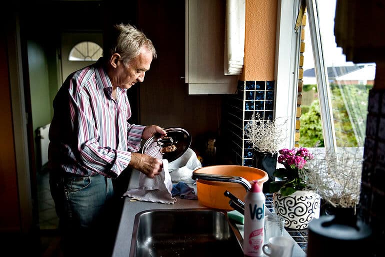 Flere ældre må undvære eller vente på noget af den hjælp, de plejer at få, fordi kommunerne ikke kan skaffe vikarer. (Arkivfoto.)
