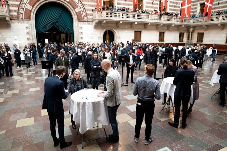 I starten af 2020 stod nye statsborgere i København klar til at give et håndtryk til grundlovsceremonien. Måneder senere blev det frarådet af myndighederne.