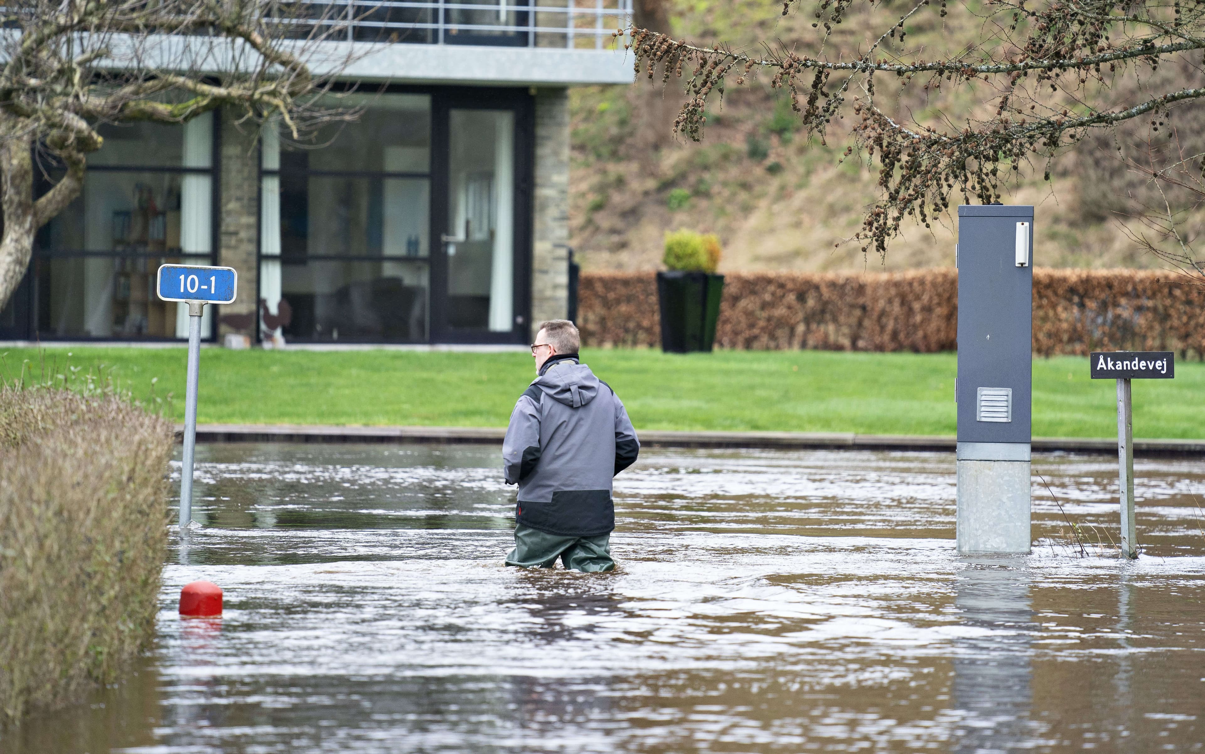 Kolonihaveforeningen Åkanden Storå i Holstebro blev ramt af massive oversvømmelser da Storåen gik over sine bredder i februar 2020. 27 kommuner er pålagt at forhindre oversvømmelser. Men det er ikke nok at forhandle om en national plan for klimatilpasning - der skal en lov til, mener SF.