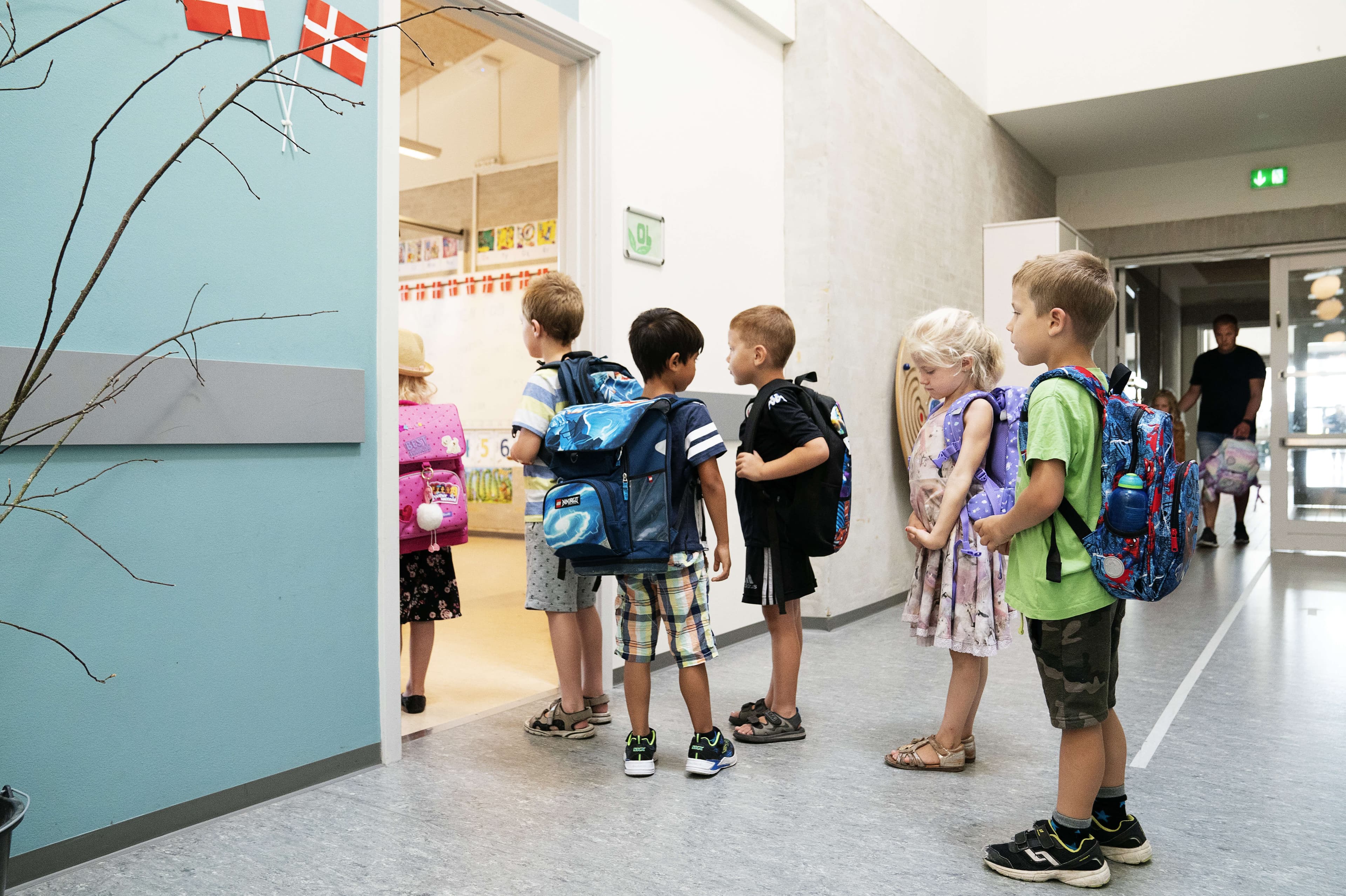 Når elever på landets skoler på mandag møder ind til første skoledag efter sommerferien, bliver det til lempede coronaregler. Sundhedsstyrelsen har nemlig besluttet, at elever ikke skal sendes hjem i samme omfang som tidligere. Styrelsen har også ændret definitionen på nære kontakter på skolerne. 