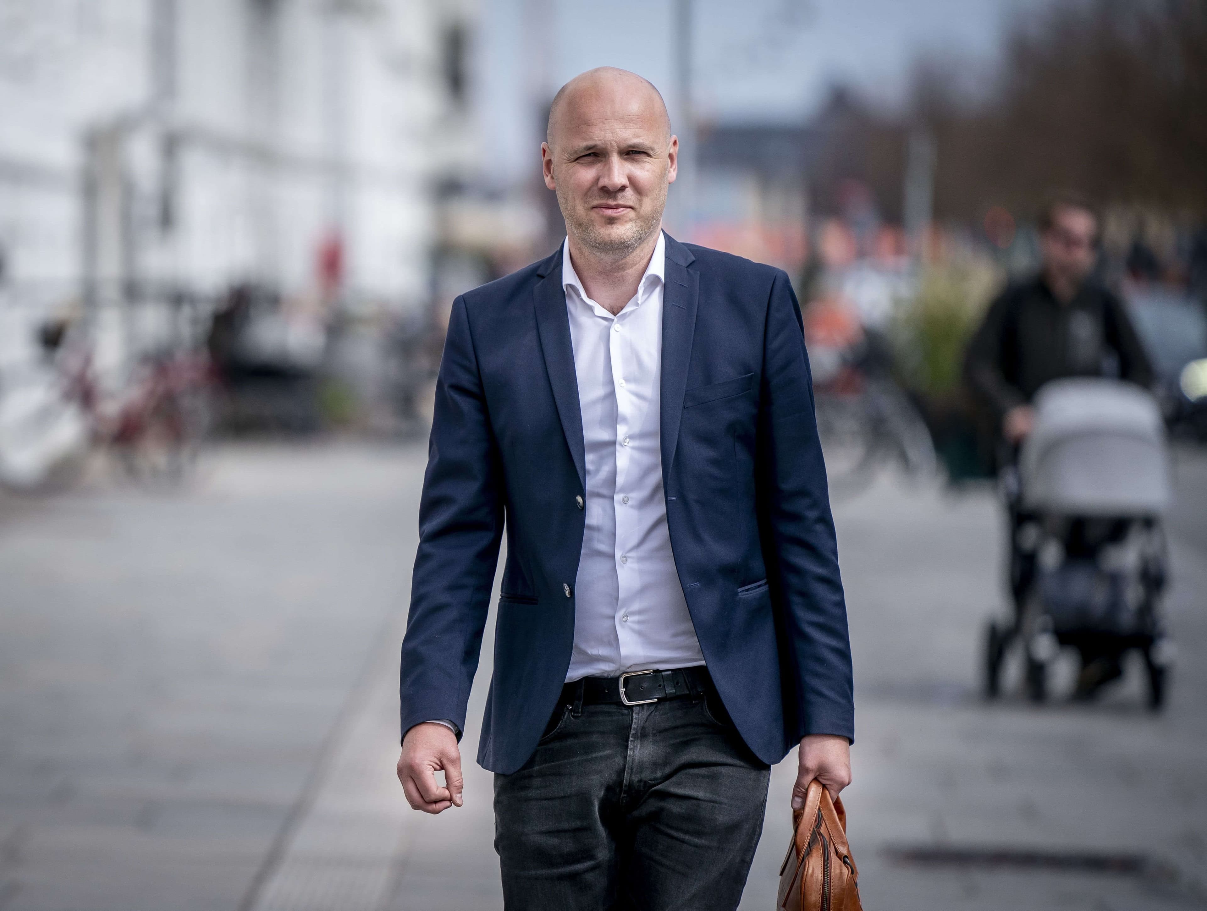 Som chefforhandler for regionerne har danskerne i en årrække set Anders Kühnau dukke diskret op med sin mappe under armen til en lang stribe af overenskomstforhandlinger. 