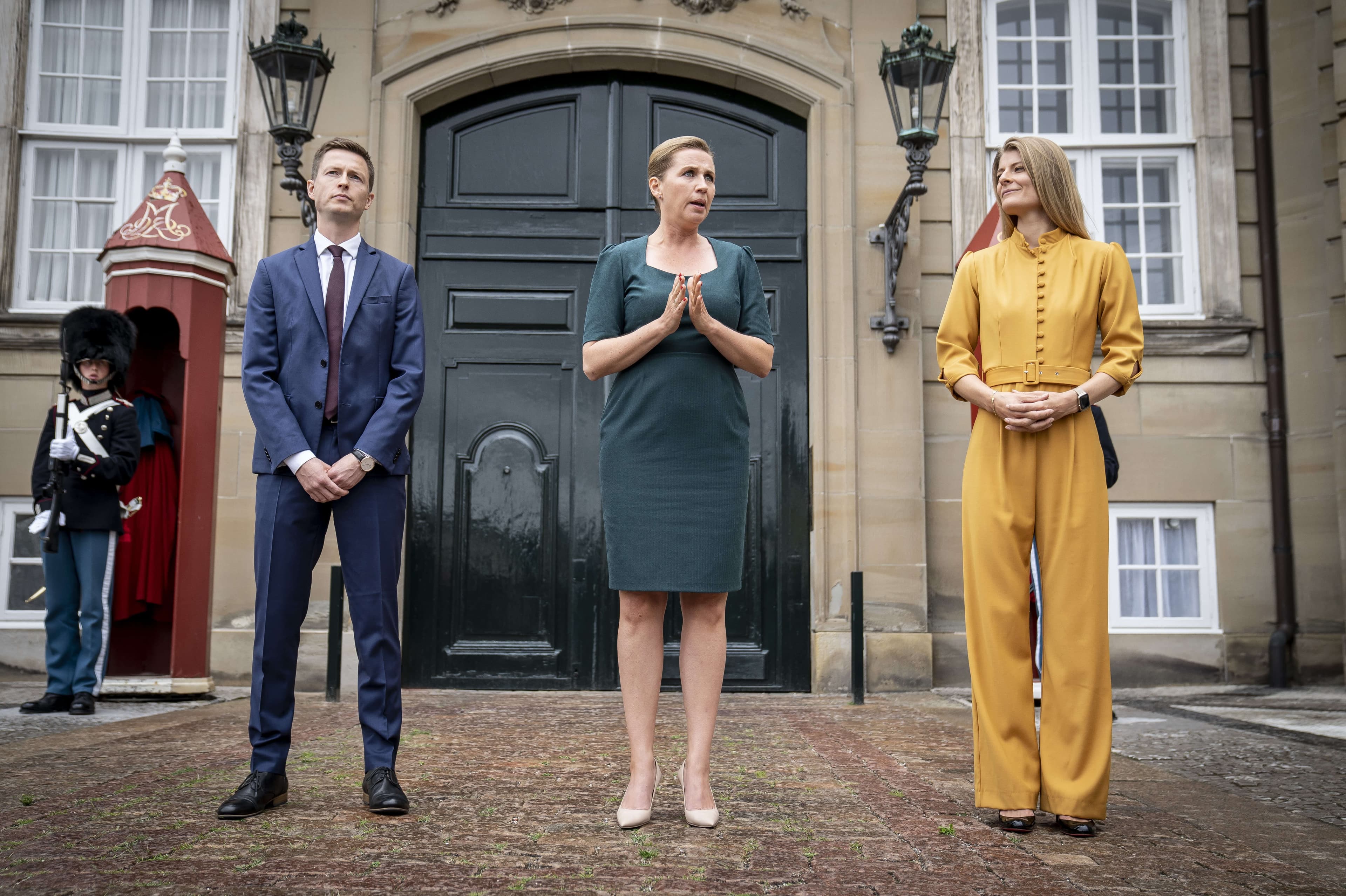 Statsminister Mette Frederiksen (i midten) præsenterer den nye kultur- og kirkeminister, Ane Halsboe-Jørgensen, og uddannelses- og forskningsminister, Jesper Petersen, på Amalienborg Slotsplads mandag.