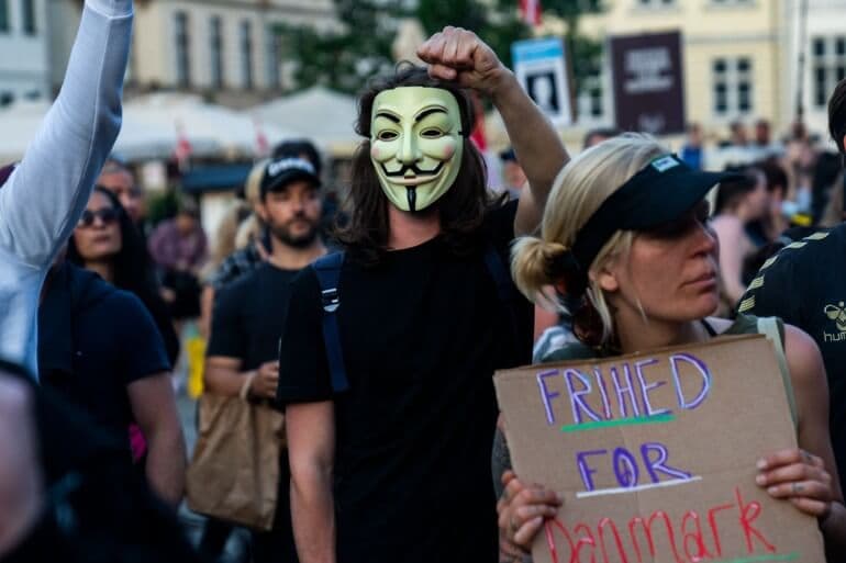 Selvbetaling er velegnet til at teste, hvor dybt antivaxxernes  selverklærede frihedskamp stikker. Her demonstrerer Men in Black i København.