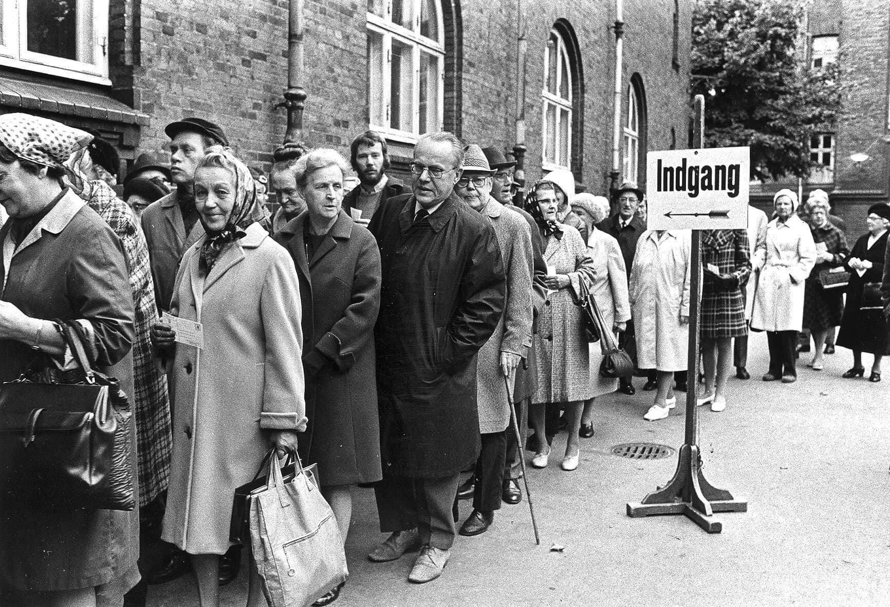 I 1972 stod vælgere tæt for at stemme om Danmarks medlemskab af EF. Det er af mange grunde svært at forestille sig lignende billeder fra efterårets kommunalvalg, hvor kommunerne ventes at opfordre til at holde afstand på grund af vores oplevelser med coronasmitte.

