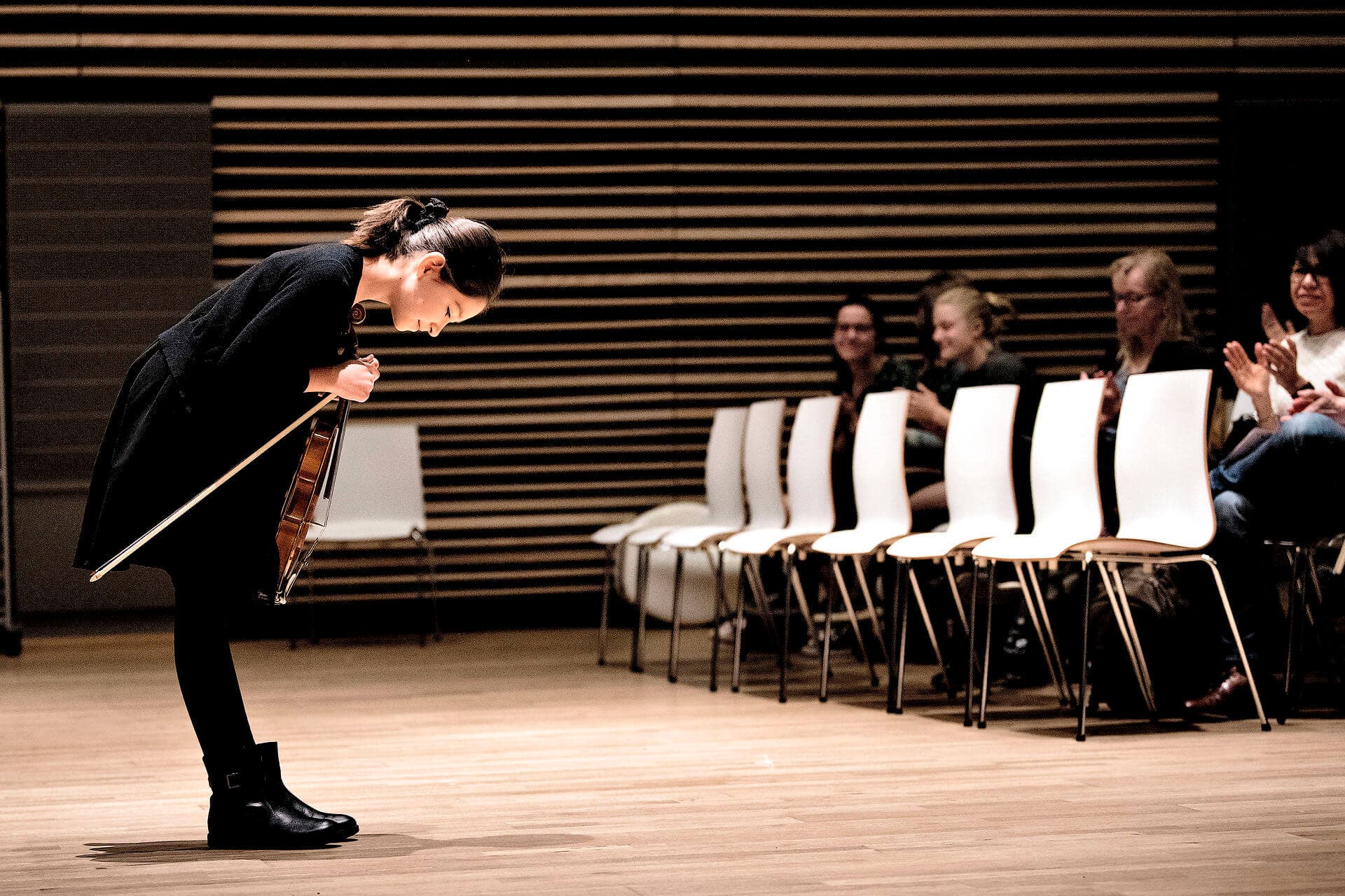 Om ens barn er til violin, guitar eller elektronisk musik, har den lokale musikskole et tilbud klar. Men prisen varierer fra 2.000 kr. om året til 8.000 kr. alt efter, hvor man bor i landet.