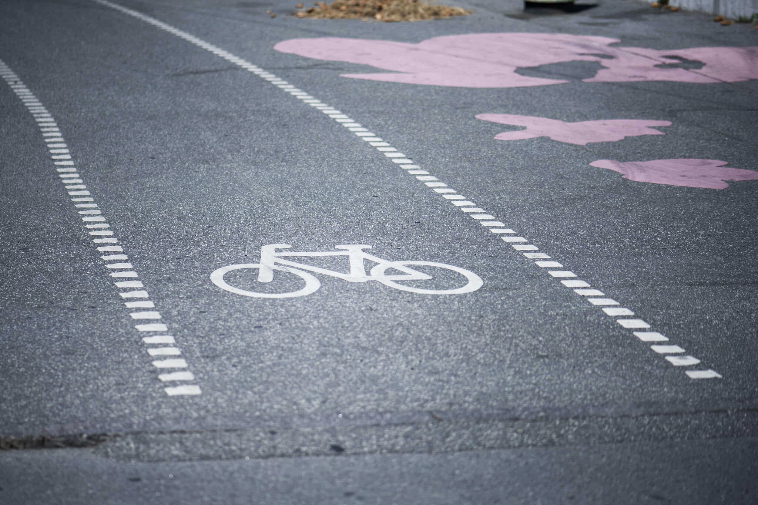 Beregninger lavet for Transportministeriet i efteråret 2020 viser, at hver gang, en borger cykler en kilometer, sparer det samfundet for otte kroner, fordi samfundseffekterne er så store. Og netop derfor skal der hurtigere fokuseres på at gøre det attraktivt at cykle over hele landet, mener Cyklistforbundet. 
