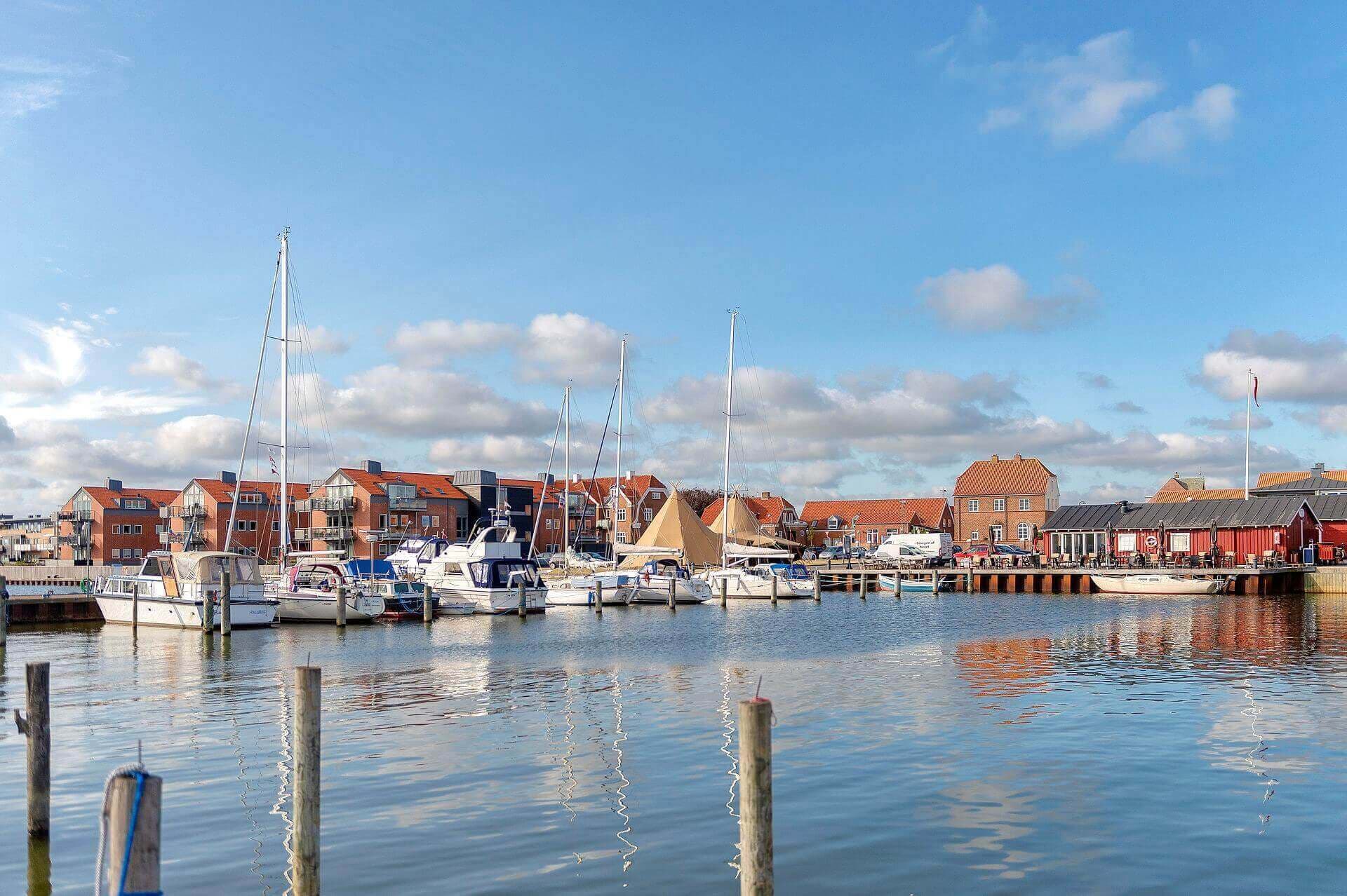 Idyllen i Ringkøbing Havn er stadig intakt, men lokalt er meningerne delte om et muligt byggeri af 250 ferieboliger ved havnen.