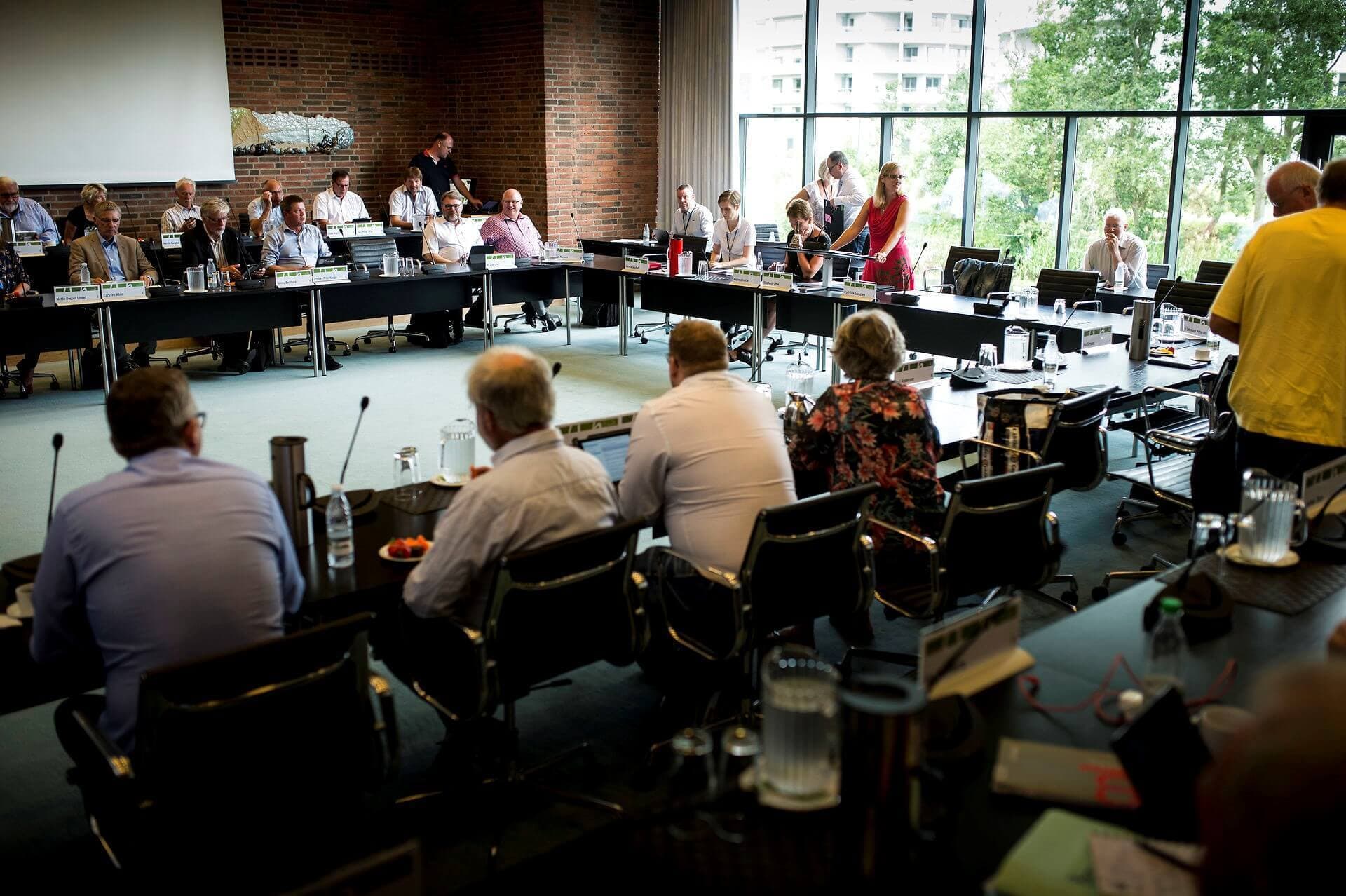 For bordenden ved et møde i regionsrådet i Region Syddanmark står regionsrådsformand Stephanie Lose (V), formand for danske regioner og næstformand i Venstre. En af landets mest indflydelsesrige politikere.