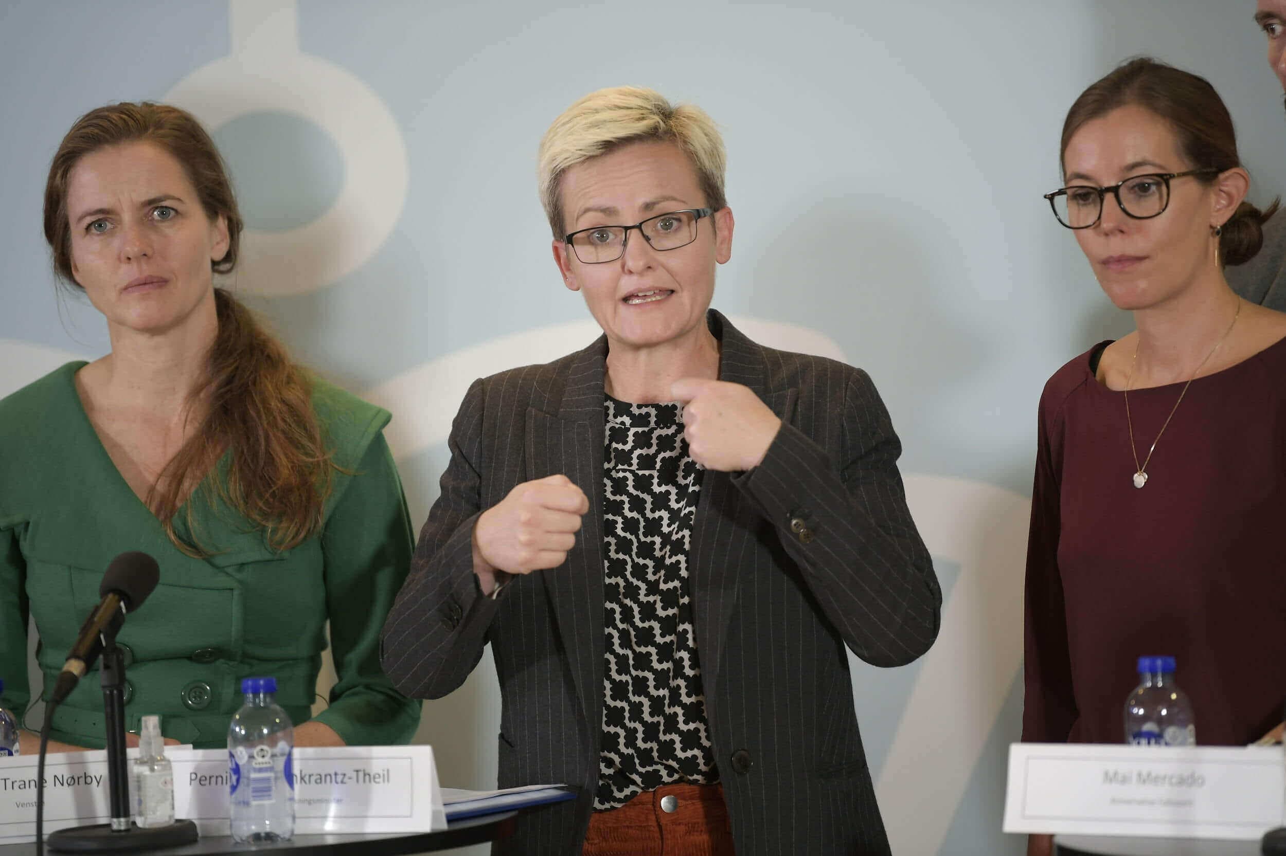 På et pressemøde fredag præsenterede børne- og undervisningsminister Pernille Rosenkrantz-Theil (S) med forligspartier og aktører en ny aftale om test i folkeskolen. Den skal gøre op med de omdiskuterede nationale test, og i stedet indføre en test som lærerne bedre kan bruge i undervisningen, lyder det. 