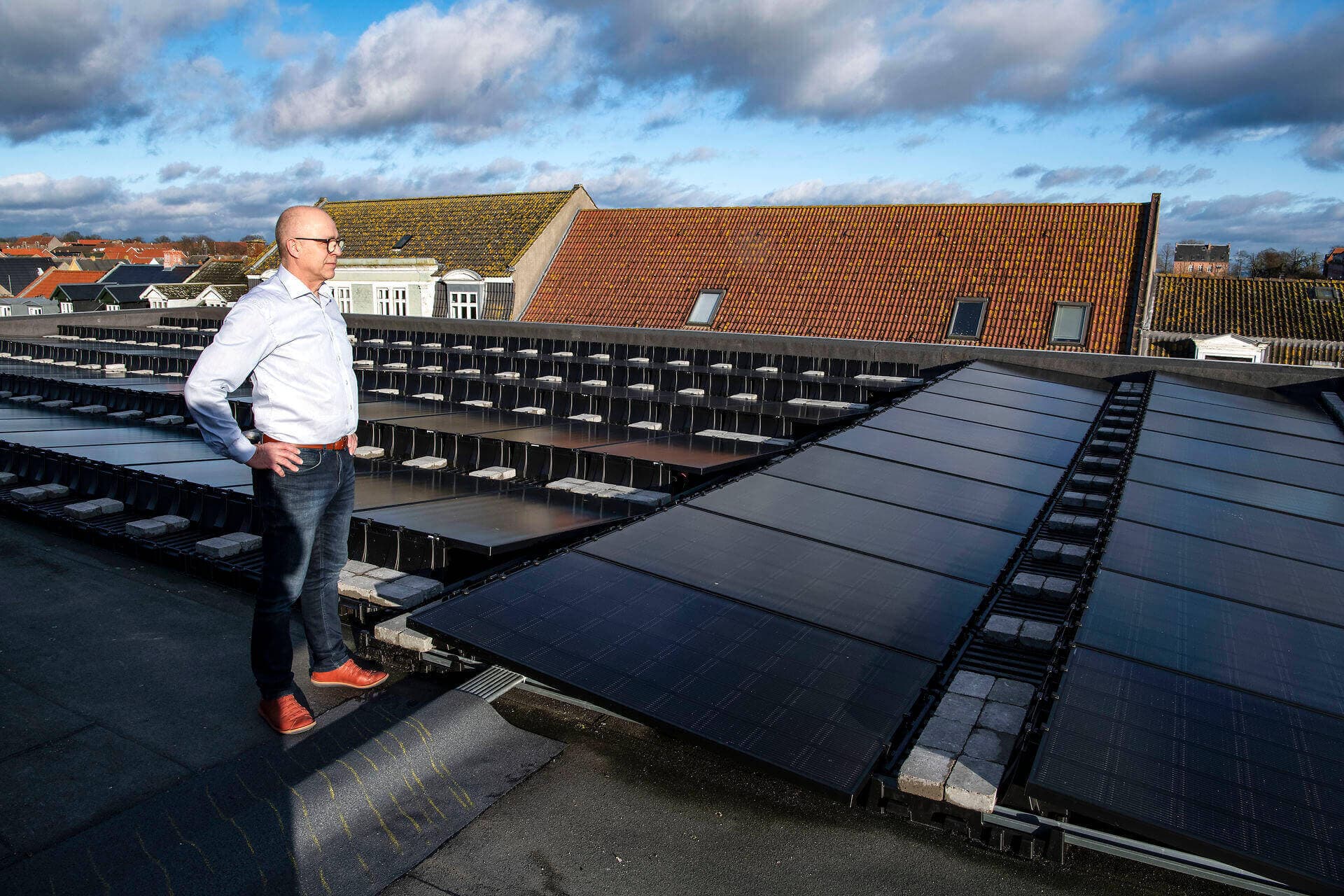 Staten bør lette kommunernes muligheder for at vælge grønne løsninger, mener Jette Gottlieb (EL), der blandt andet vil have flere solceller op på kommunernes tage. Billedet er fra Fredericia Maskinmesterskole, hvor solcellerne både indgår i undervisningen og forsyner hele skolen med strøm.  