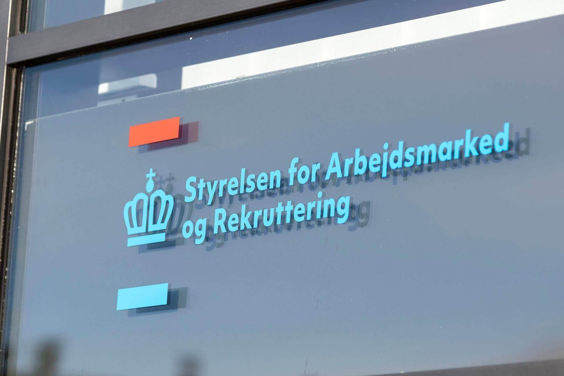 Kommunerne har lige så svært ved at skaffe medarbejdere til pleje af ældre og pasning af børn, som private virksomheder har med at skaffe elektrikere, murere og tømrere. Det viser den seneste undersøgelse fra Styrelsen for arbejdsmarked og rekruttering.