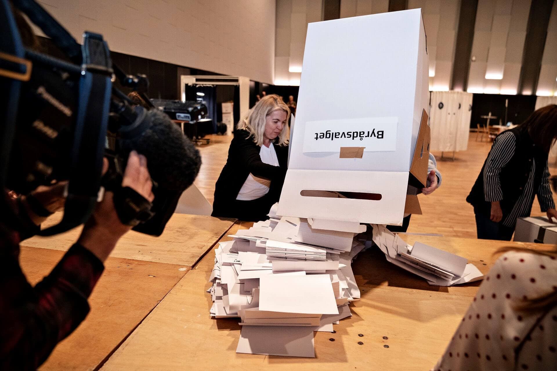 Meget blev vendt på hovedet ved kommunalvalget den 16. november. Her er det en af boksene med stemmesedler i Aalborg-hallen.