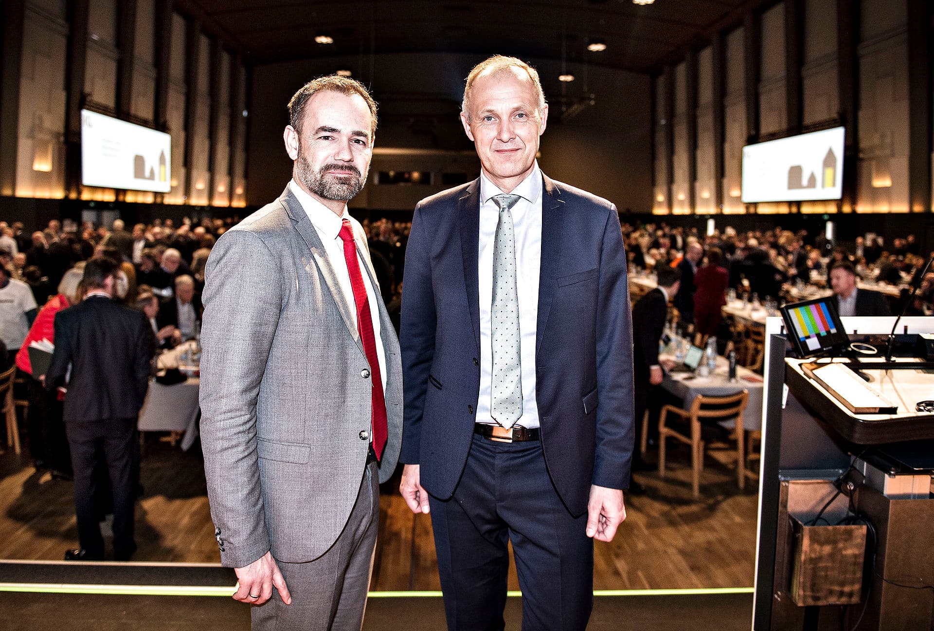 Sådan så det ud på KL-topmødet i 2018, da Jacob Bundsgaard (S) formelt overtog formandsposten fra Martin Damm (V). Næste kommunalpolitiske topmøde bliver 17.-18. marts 2022, hvor de to igen kan bytte pladser.