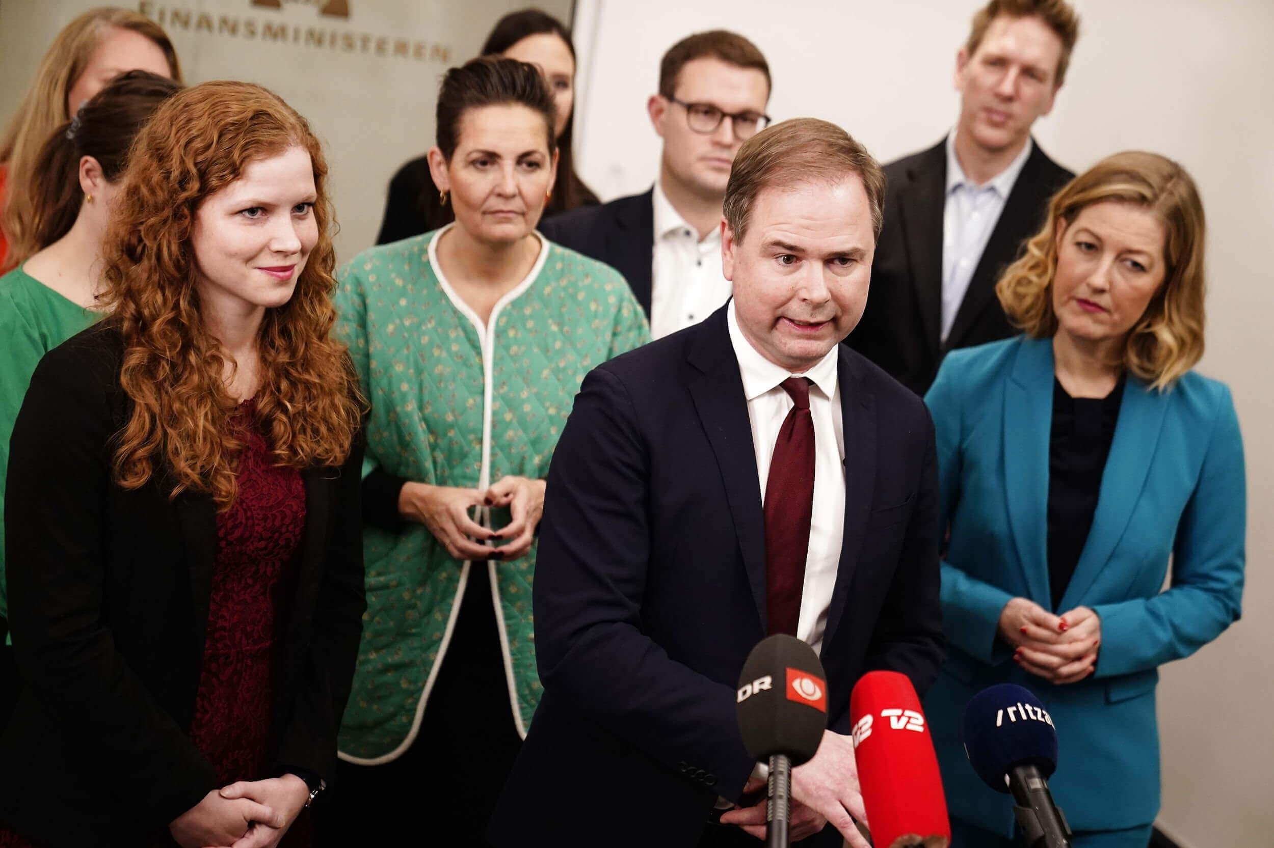 Finansminister Nicolai Wammen (S) flankeret af de andre partier bag finansloven, som giver millioner til folkeskolen.