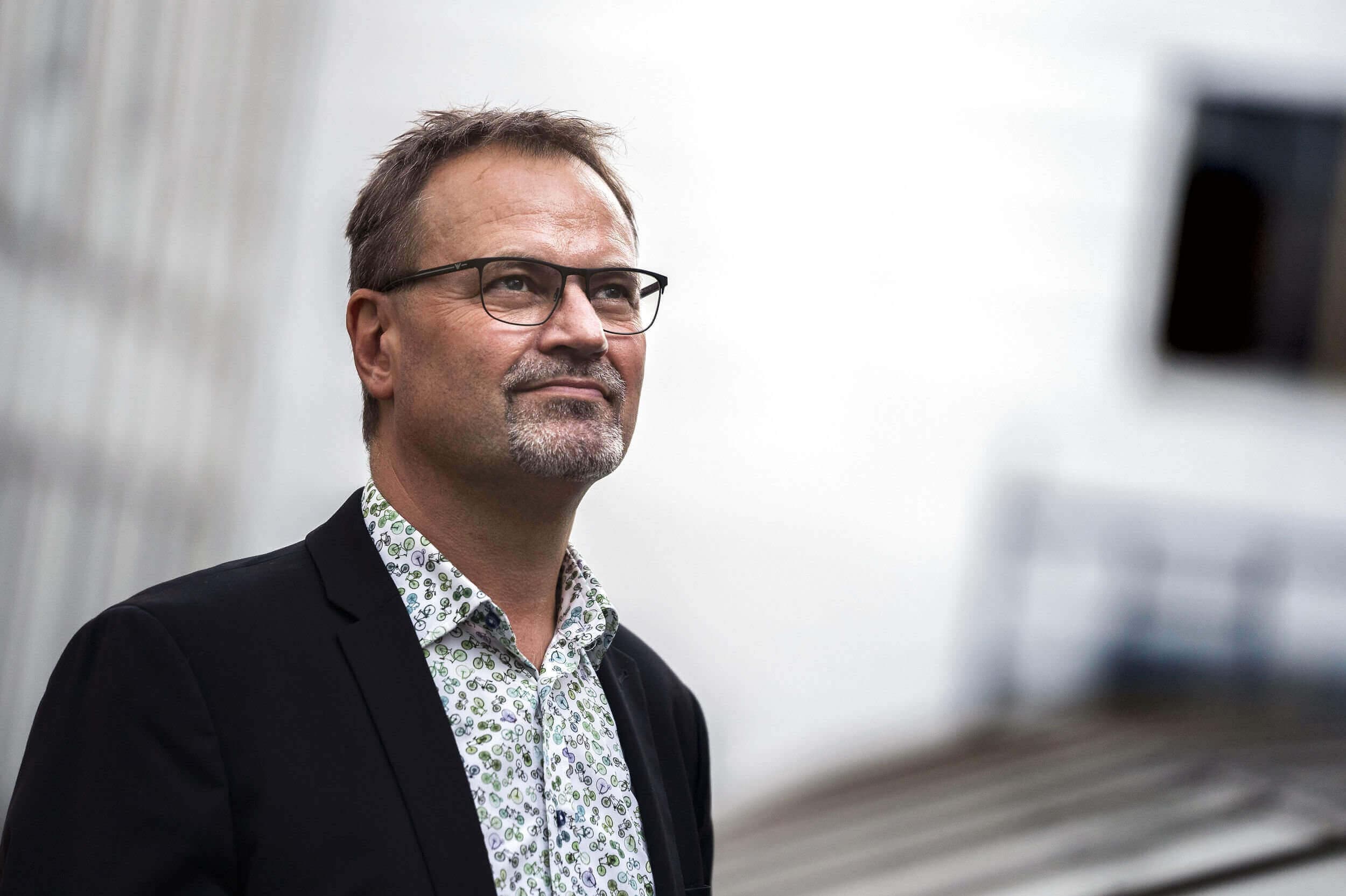 Gordon Ørskov Madsen, formand for Danmarks Lærerforening, er bekymret for smitteniveauet, og at stamklasser skal sidde sammen, når elever vender tilbage til fysisk undervisning. 