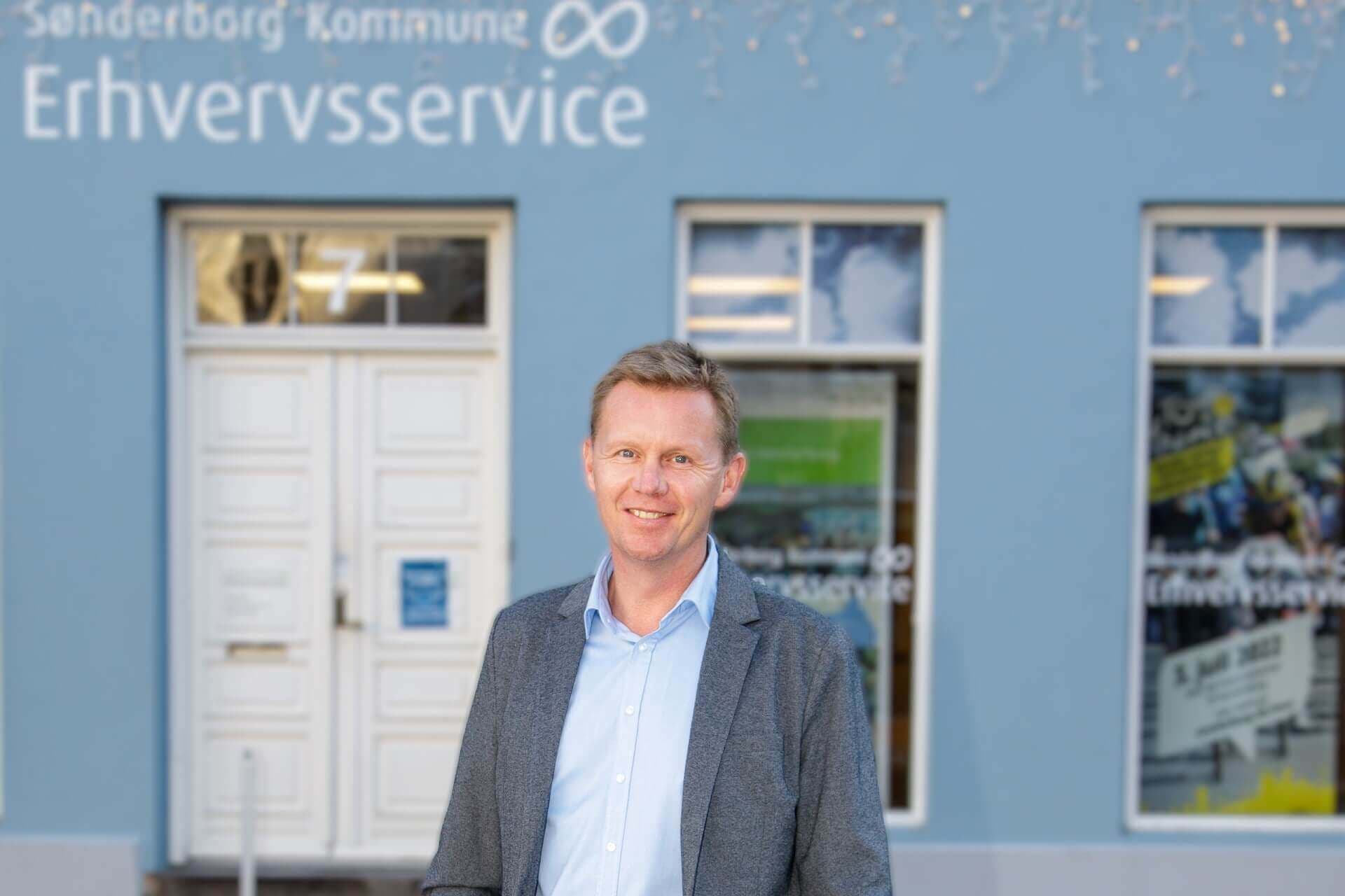 Lasse Sønderup forlod en stilling som leder i Danfoss Global Service for at blive leder i jobcentret i Sønderborg Kommune. Det har han ikke fortrudt.
