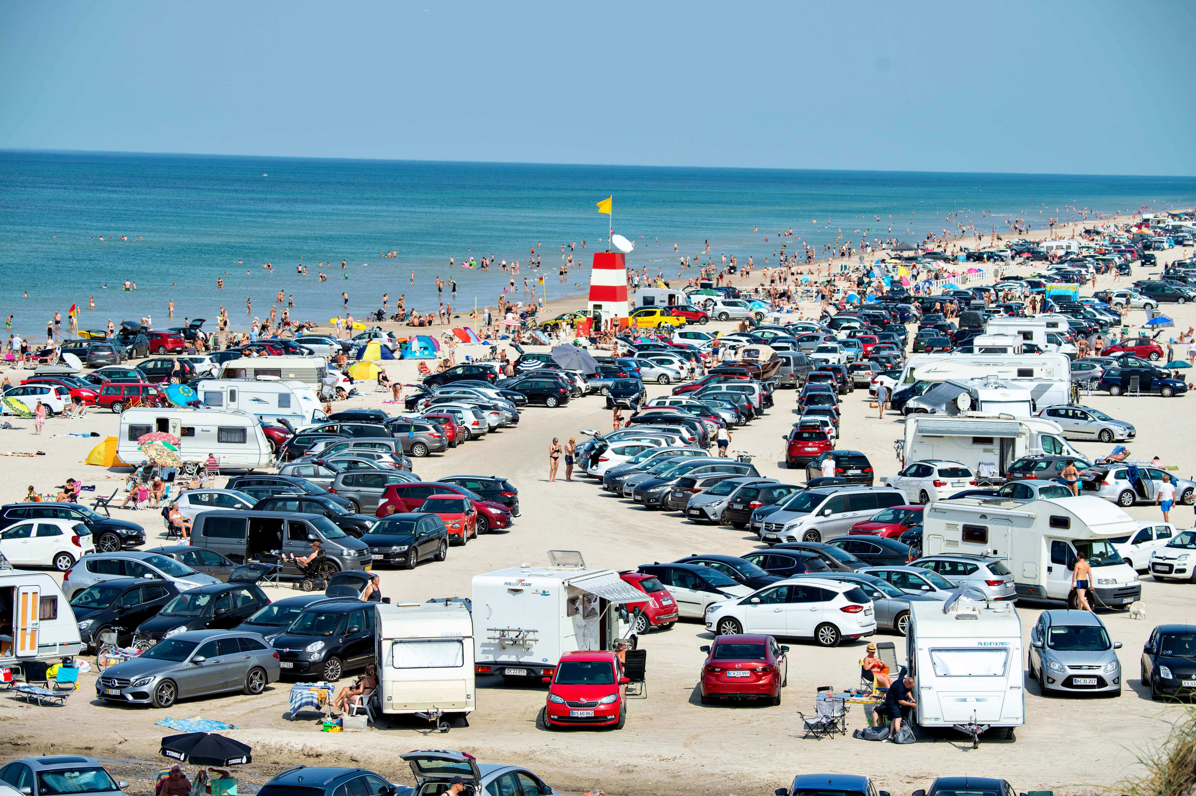 Kommunerne skal ikke længere satse på at tiltrække så mange turister som muligt. I fremtiden bør lokalbefolkningen i højere grad få gavn af turismen, mener forsker.