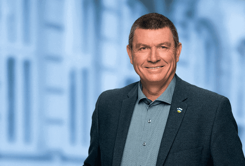Bent Hansen (V) fik borgmesterposten efter en enkelt periode i byrådet - på ganske dramatisk vis, hvor der først blev tumult i den borgerlige lejr, men hvor det senere lykkedes at samle alle partier i en konstitueringsaftale. Torsdag fylder borgmesteren 60 år.