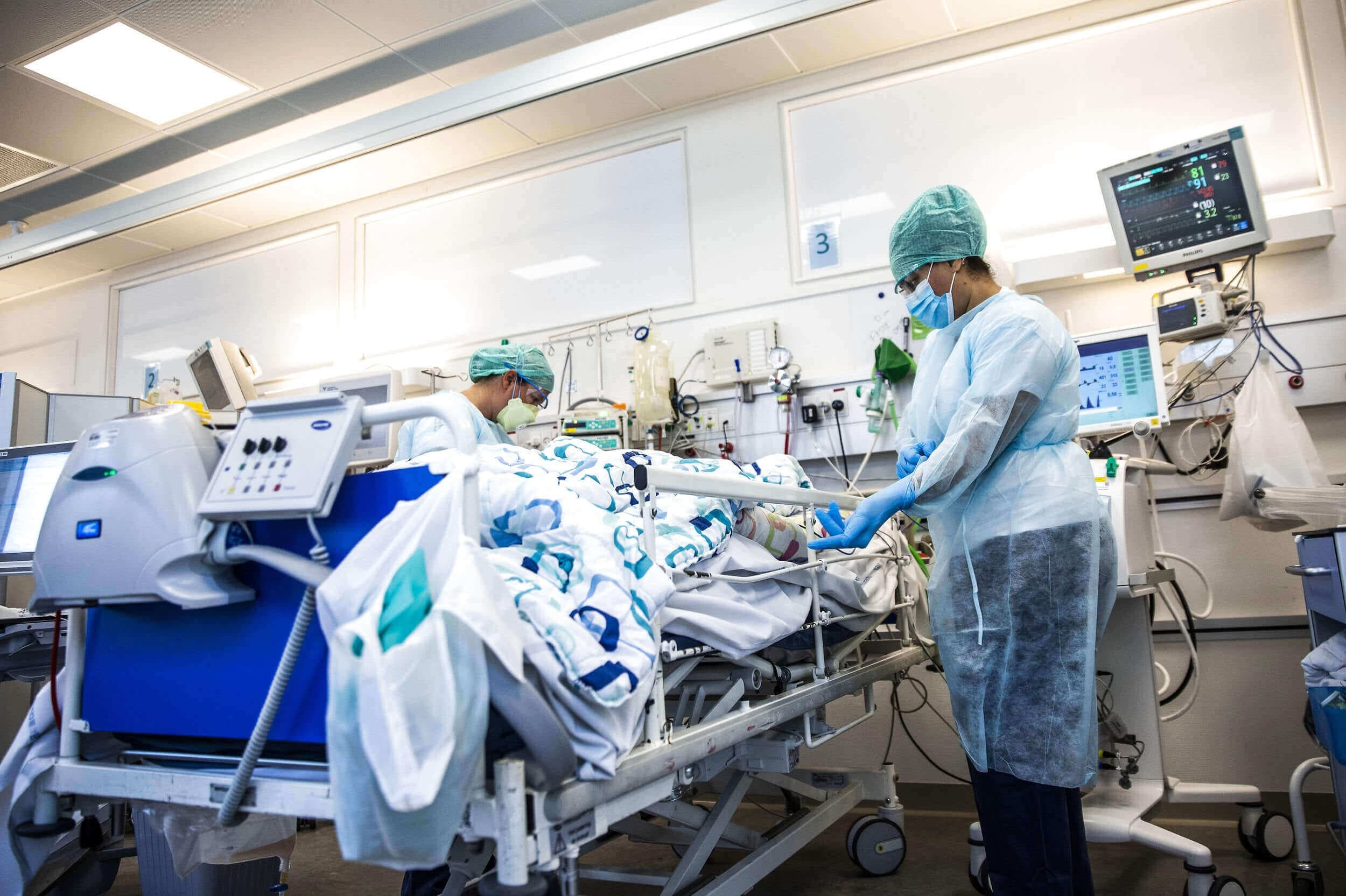   Onsdag bød på det hidtil højeste antal daglige smittetilfælde med 38.759. De høje smittetal har ikke fået antallet af indlagte med coronavirus til at ryge i vejret. Onsdag steg det samlede antal indlagte med coronavirus med 11 til i alt 821 personer. 