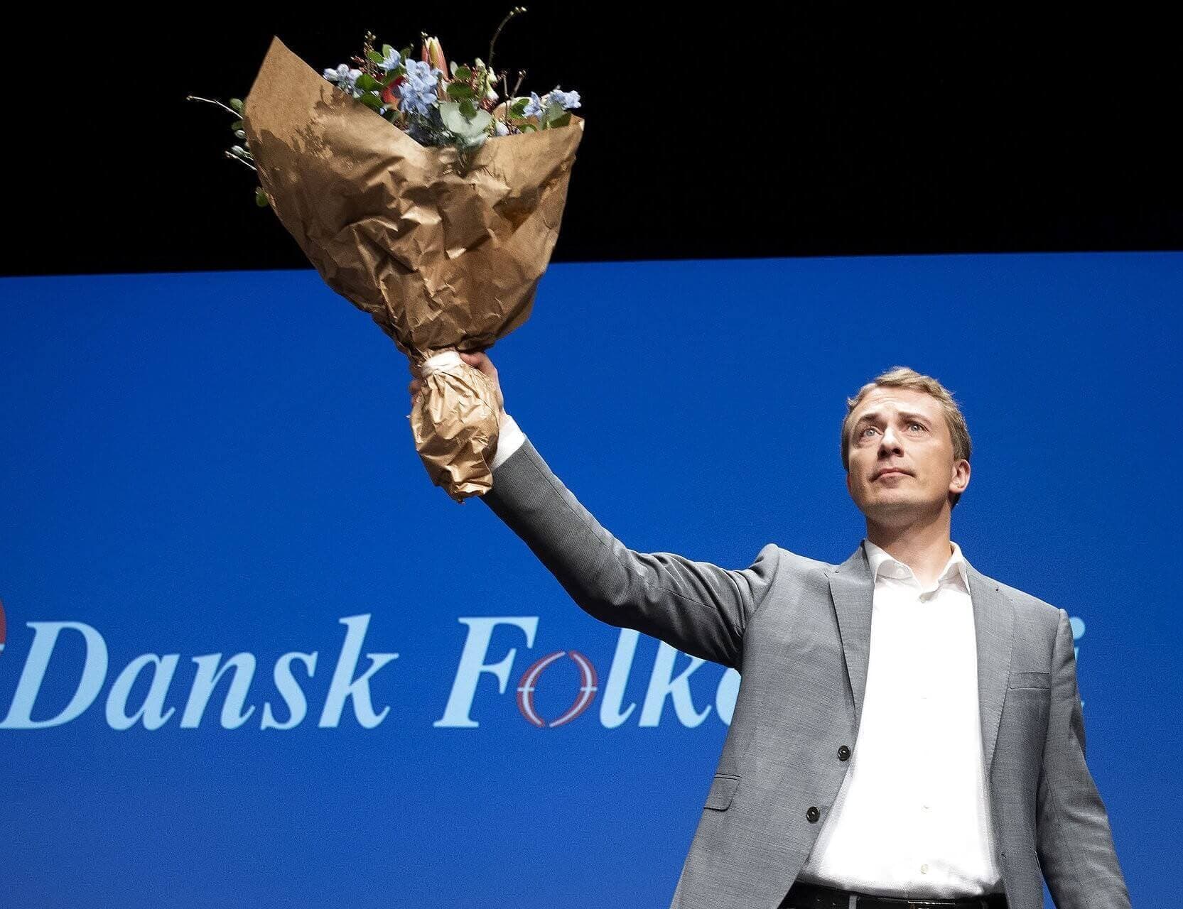   Morten Messerschmidt bliver hyldet, efter han er blevet valgt til ny formand ved Dansk Folkepartis ekstraordinære årsmøde i Herning søndag. 