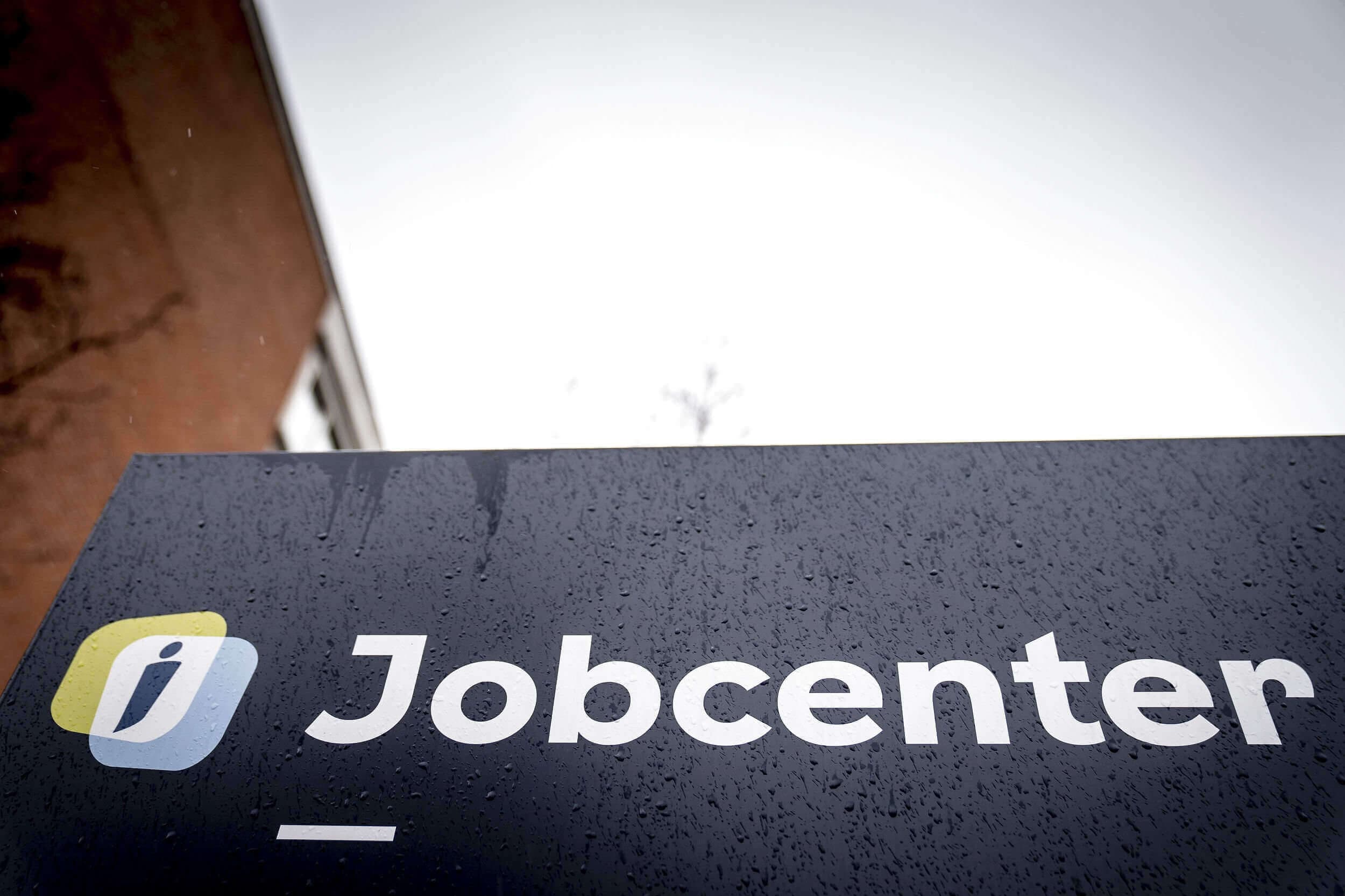 Siden 2018 har ni a-kasser haft fem forskellige toårige projekter med fokus på at få ledige over 50 år i arbejde. Det er blandt andet sket i samarbejde med lokale jobcentre. Projekterne har været forlænget til foråret 2021 på grund af corona. En evaluerings af projekterne viser, at en del af de ældre ledige oplever at blive sorteret fra på grund af deres alder. 