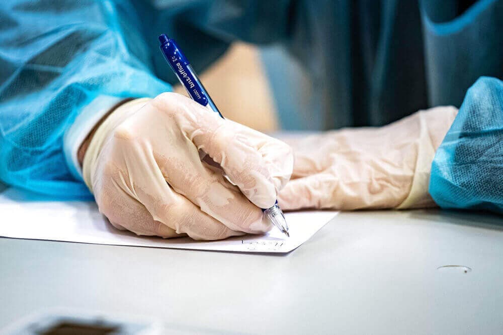 Region Midtjylland købte 43 millioner testkits mellem 29. november og 20. december 2021 hos det britiske Medical Supplies Direct. Firmaet har ingen telefon eller hjemmeside, og det er ikke registreret til at sælge medicinsk udstyr, skriver Politiken.