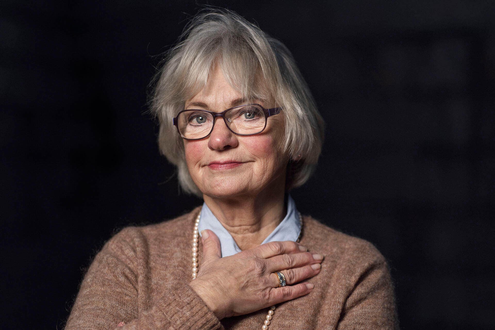 Det er svært ikke at have en holdning til Pia Kjærsgaard. Instruktør Kathrine W. Kjær siger da også direkte til Pia Kjærsgaard: “Jeg har har nogle helt andre politiske holdninger end dig, men derfor vil jeg rigtig gerne forstå dig som menneske.