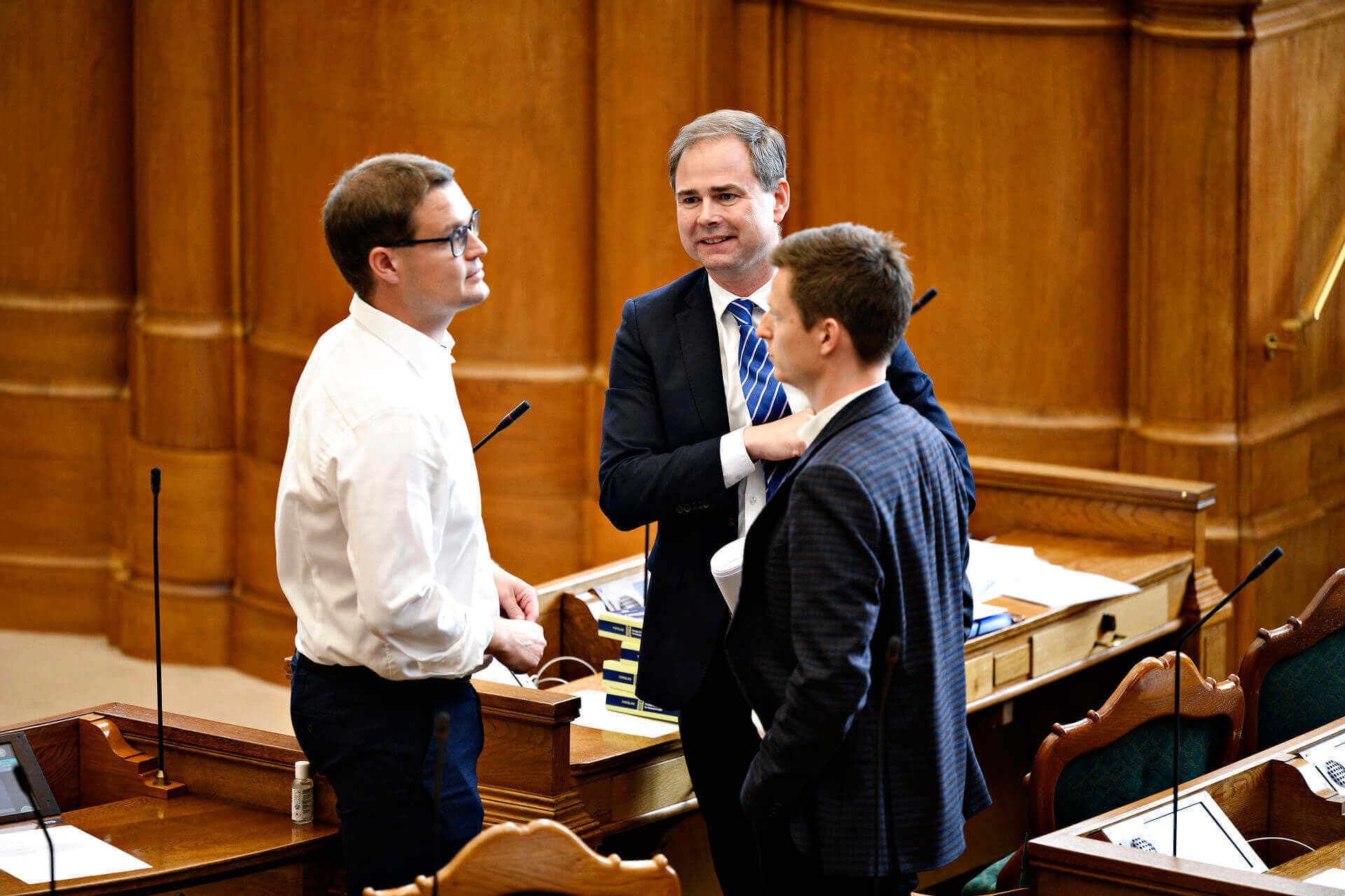 Vælgerne mener, at politikerne bør stemme mere efter egen overbevisning har større tillid til egenrådige end partiloyale politikere. Omvendt orienterer politikernes sig i større grad efter partilinjen, og det kan skabe mistillid mellem borgerne og Christiansborg.  