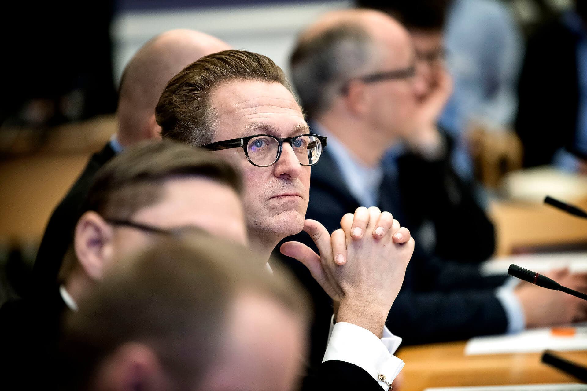 Professor i økonomistyring, Per Nikolaj Bukh, mener, at kommunernes fratrædelsesordninger på flere millioner kroner er et værn mod politiske fyringer af embedsværket.