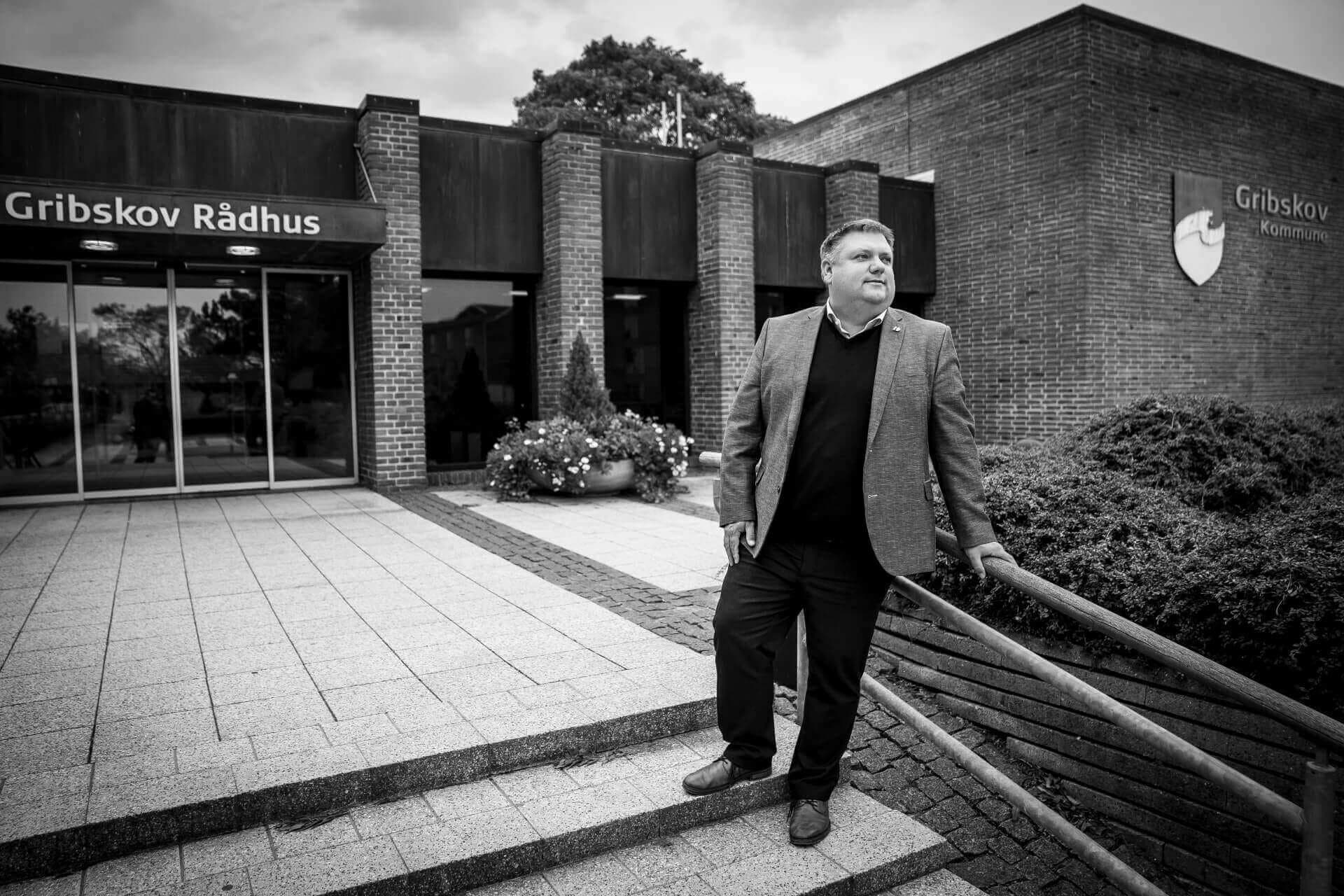 Anders Gerner Frost fra Lokallisten Nyt Gribskov tabte borgmesterposten, men fortsætter med at fokusere på by- og erhvervsudvikling som nyvalgt udvalgsformand og i sit professionelle virke som ejendomsmægler, lokal bagermester og nystartet konsulent.  