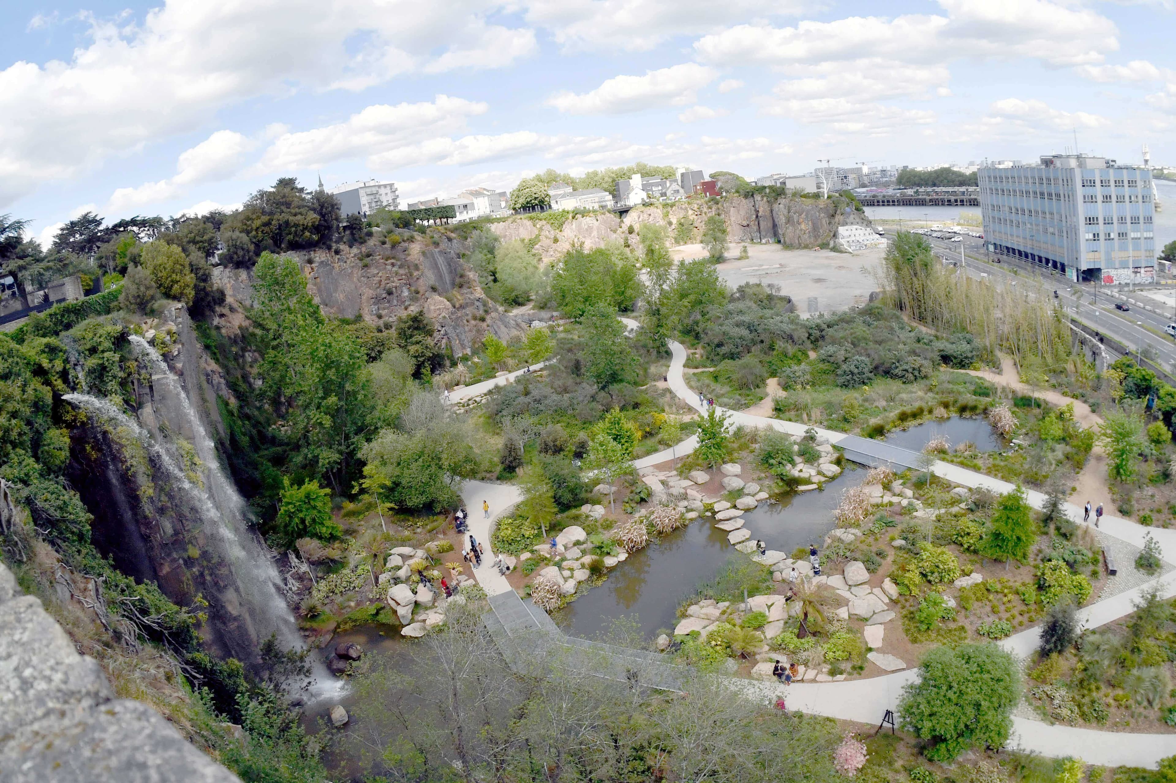 Et gammelt stenbrud i Frankrigs sjettestørste by, Nantes, er blevet omdannet til en bypark, der forbinder nabolag og bidrager til øget biodiversitet og livskvalitet for byens borgere.