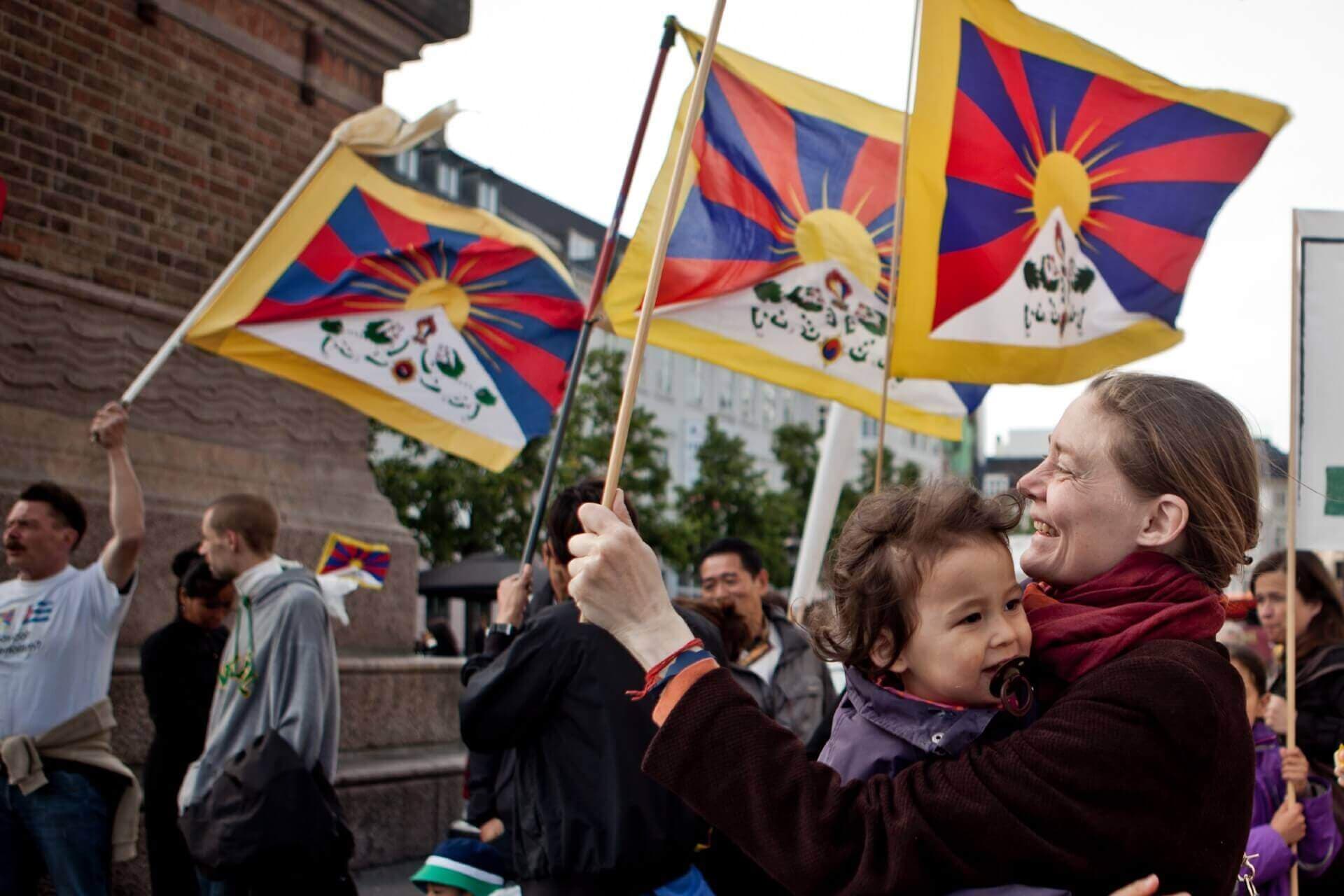 Tre små tibetflag på Højbro Plads. I skjul bag soklen til Absalon-statuen.