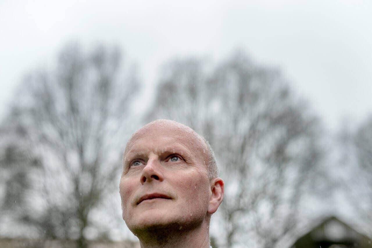 Det skader samarbejdet, hvis man behandler folk, som om man ikke kan stole på dem, advarer professor i statskundskab ved Aarhus Universitet Gert Tinggaard Svendsen.

