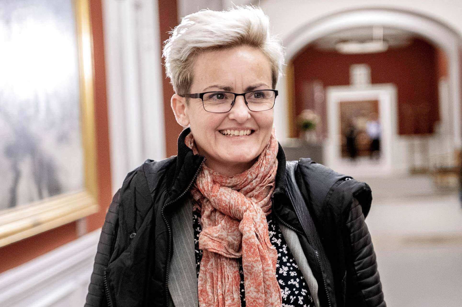 Børne- og undervisningsminister Pernille Rosenkrantz-Theil (S) og regeringen lægger op til at reducere de godt 3000 statslige regler og mål, der er på folkeskoleområdet.