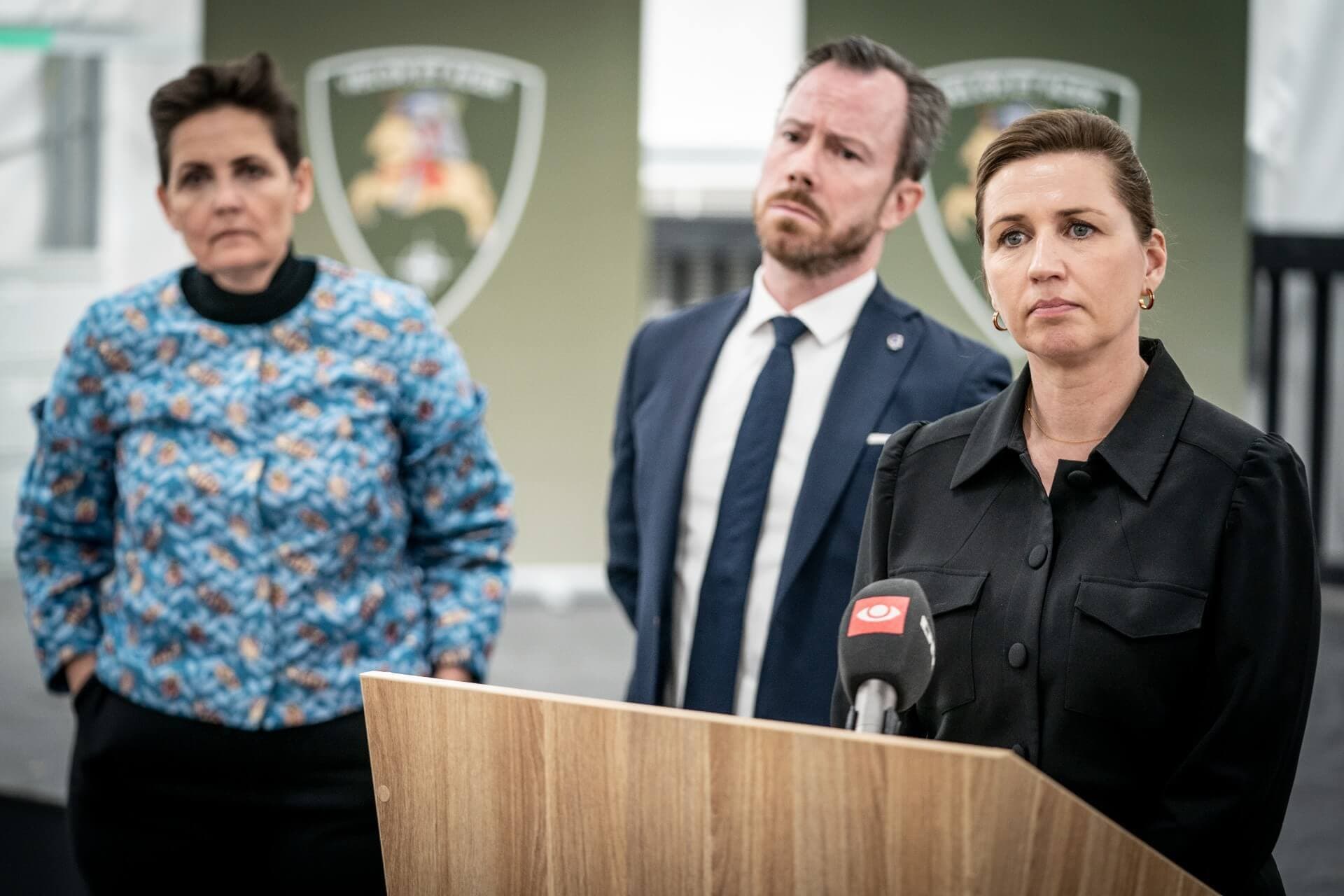 “Undskyld mig! sagde Mette Frederiksen, da hun under et besøg i Letland kommenterede den oprindeligt påtænkte tekst til stemmesedlen. “Altså alle danskere ved da godt…