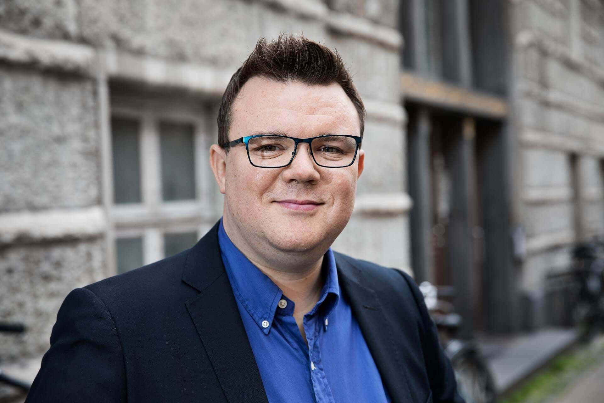 Døve har sværere ved at få bevilliget tolk og dermed passe deres arbejde, fordi kommunerne er mere mistroiske fortæller formand for landsforbund for døve. 